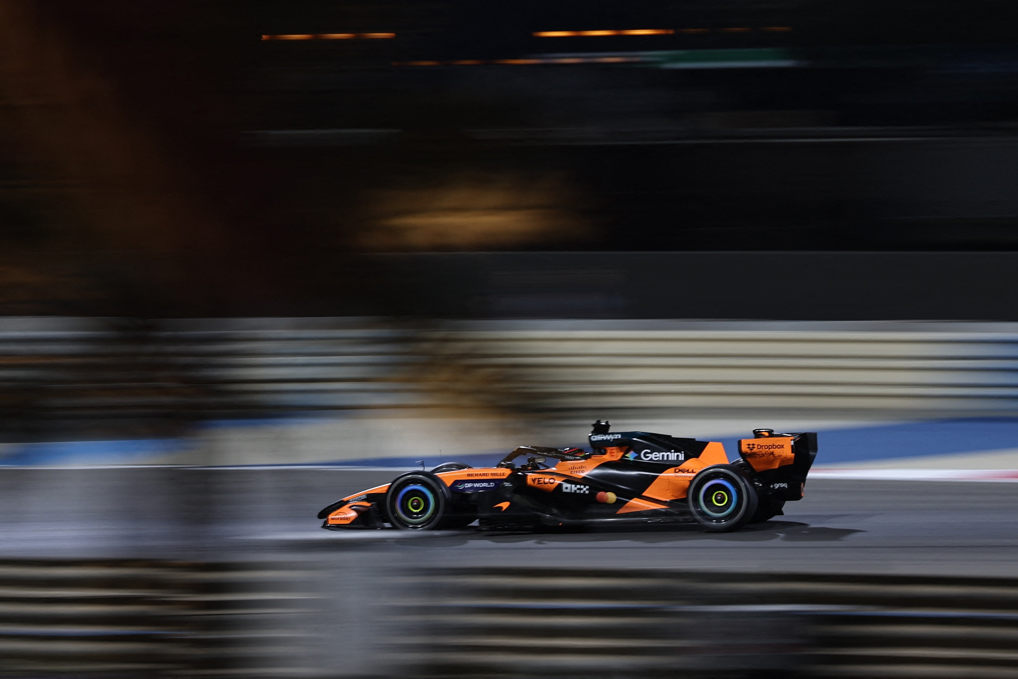 Formel 1-feltet - her Oscar Piastri - er for tiden i Bahrain for at forberede sig til den nye sæson.