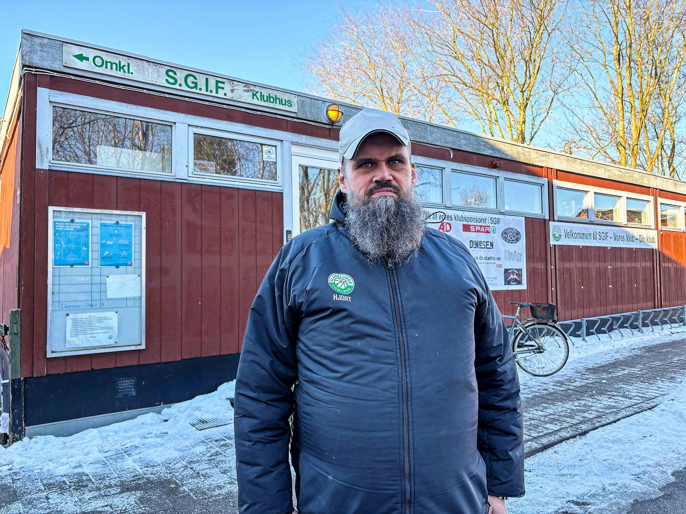 Martin Hjort Vetling, bestyrelsesmedlem i Slagslunde-Ganløse IF, tager bladet fra munden og sætter ord på de utidssvarende forhold, som den lokale fodboldklub færdes - det gælder både klubhus og omklædningsrum.