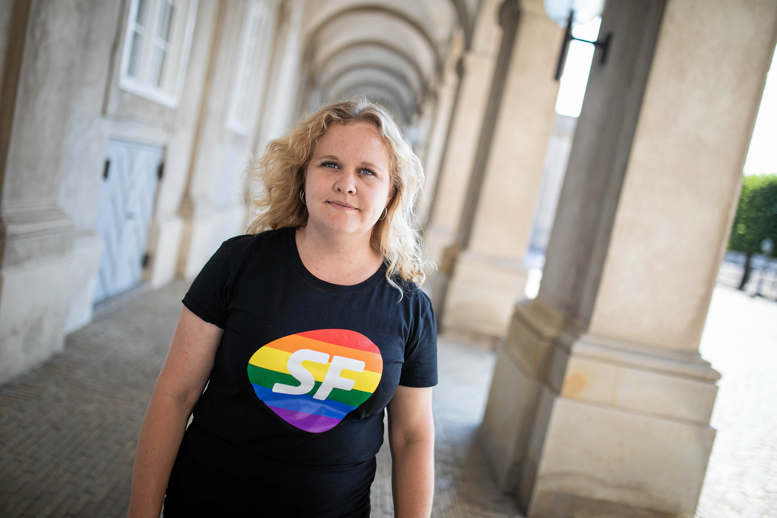 - Hvis vi mener det alvorligt, når vi taler om trivsel, skal vi også handle på det. Vi skal sikre stabile midler til lokale LGBT+-netværk i hele landet, skriver Astrid Carøe.