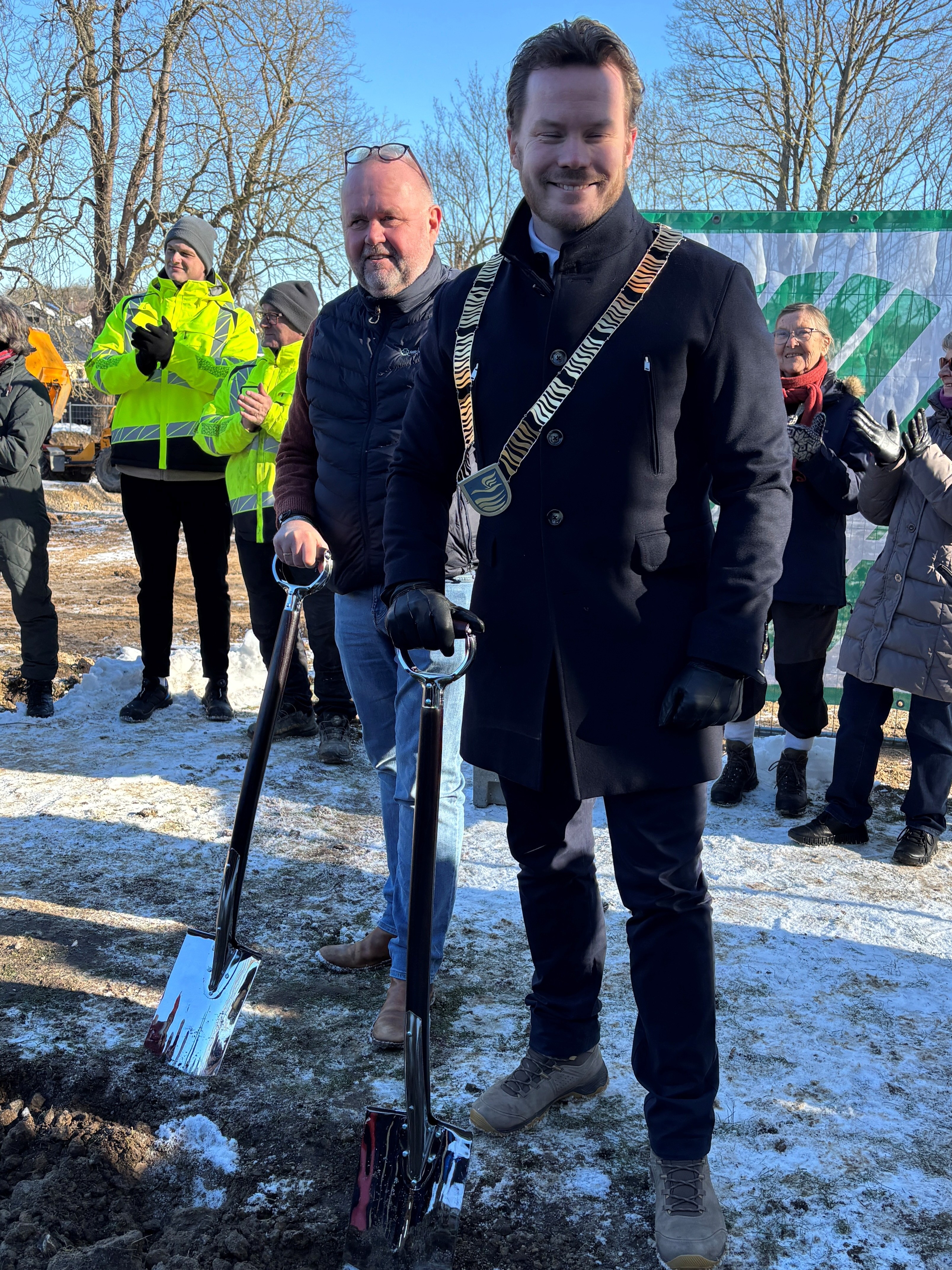 Nicolai Bechfeldt tog første spadestik til udvidelse af Jonstrup Skole i februar. Samtidig er der gang i udrulning af fjernvarmen, og det giver store trafikale udfordringer.