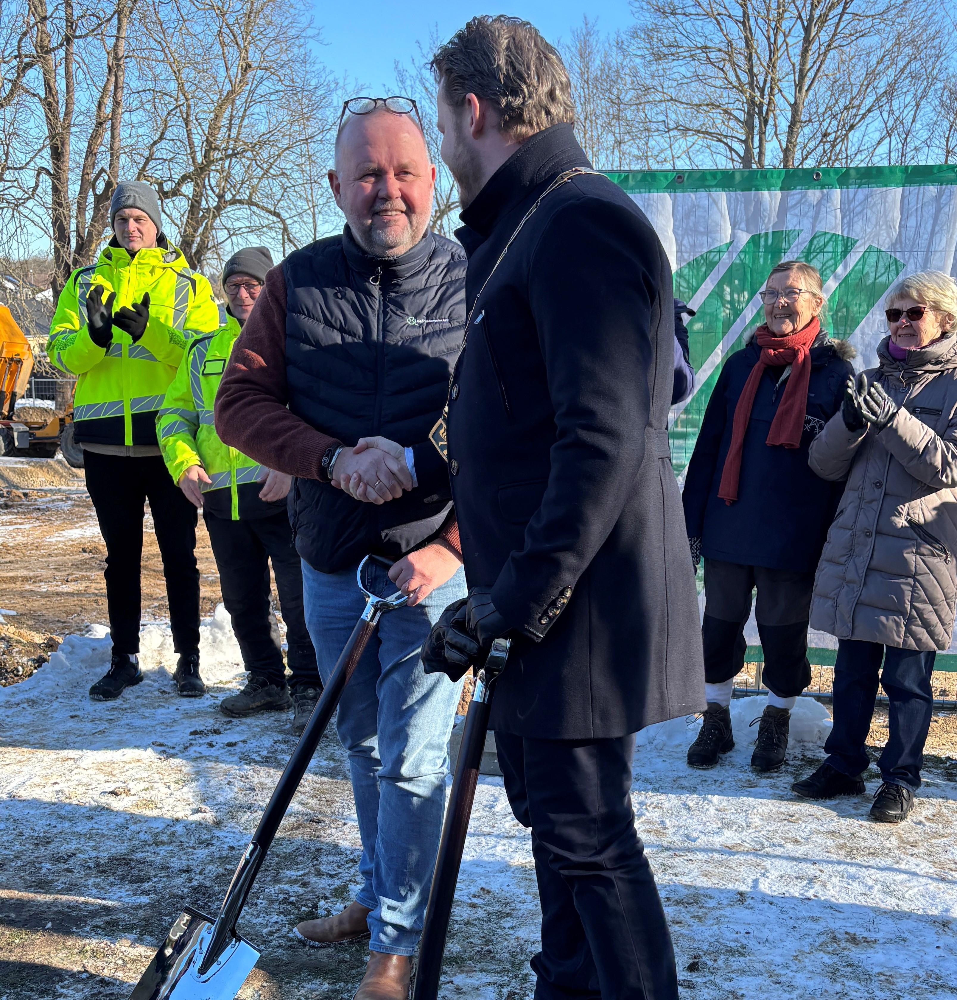 Elever på Jonstrup Skole overværede i februar, at borgmester Nicolai Bechfeldt (V) og Birger Daurehøj (KABI) tog første spadestik til udvidelse af deres skole. Nu skal eleverne i tre af skolens klasser også have gang i spader og skovle, når de er med til at plante de første træer i den nye skov.