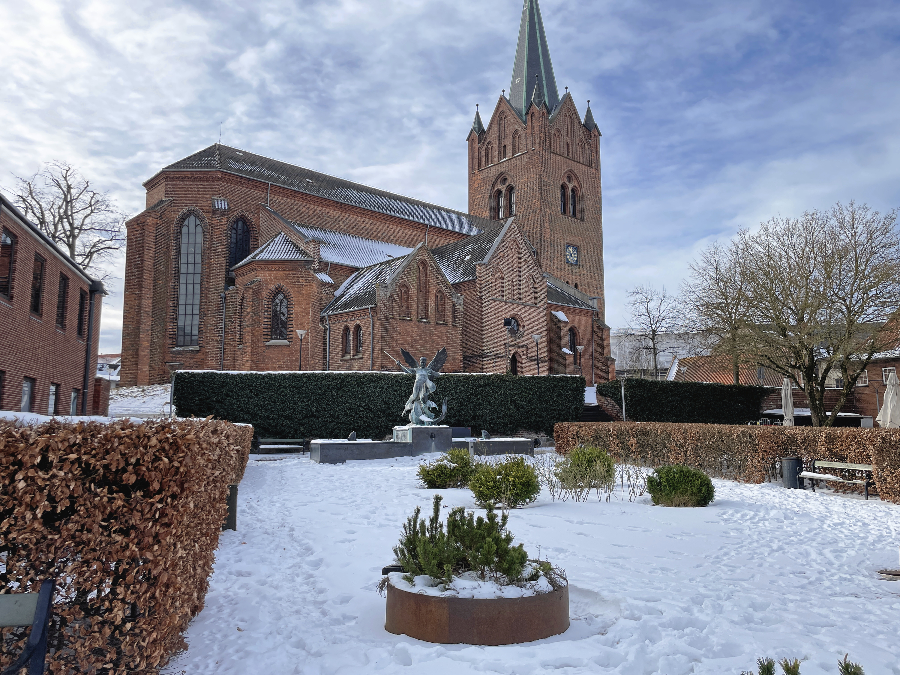 I 1930 havde postvæsenet fået den tanke, at købstadens nye posthus skulle opføres på en grund mellem Sct. Mikkels kirke og Nytorv.