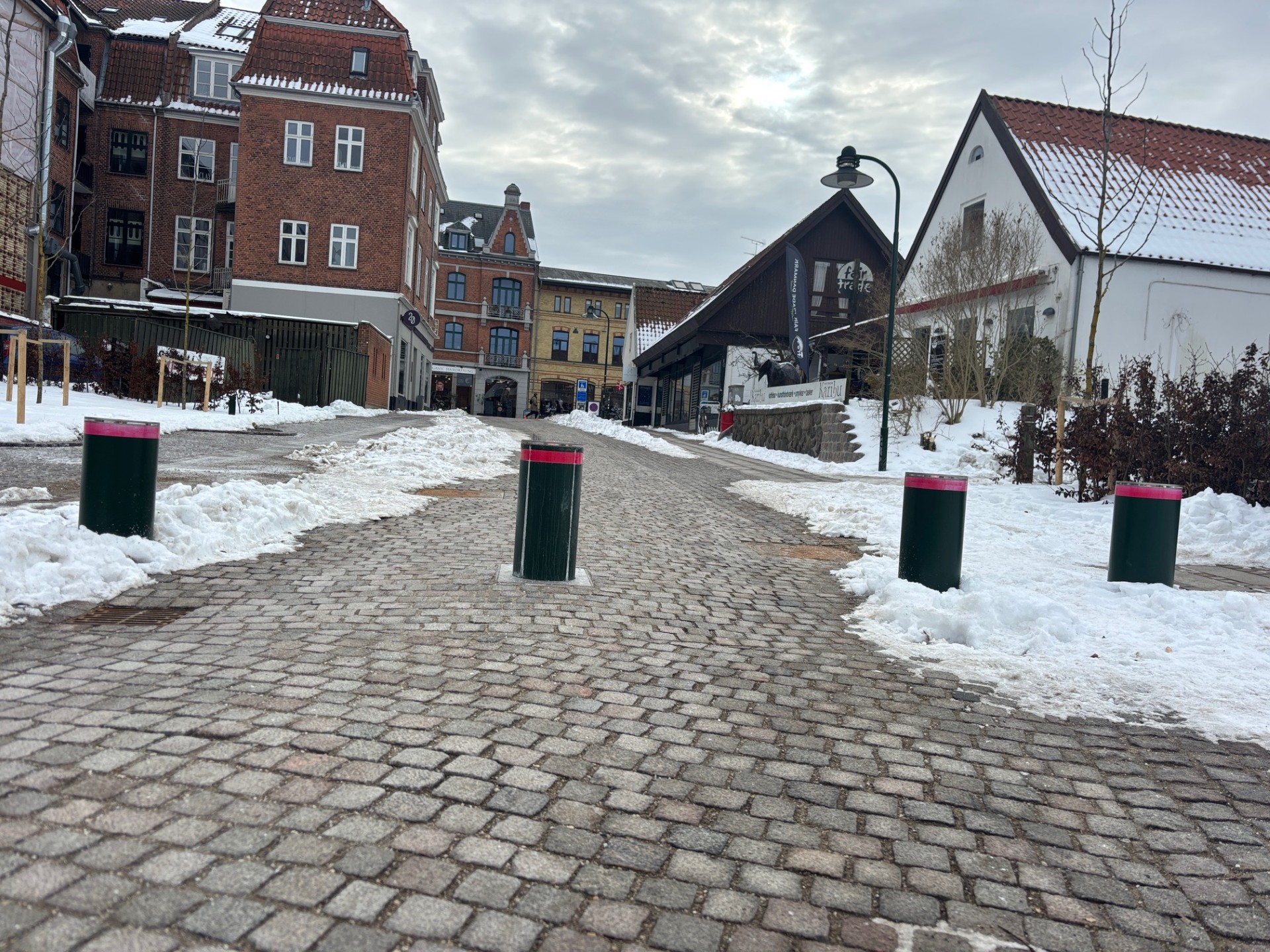 Allerede i februar blev det installeret pullerter i Sankt Peders Stræde i det centrale Roskilde