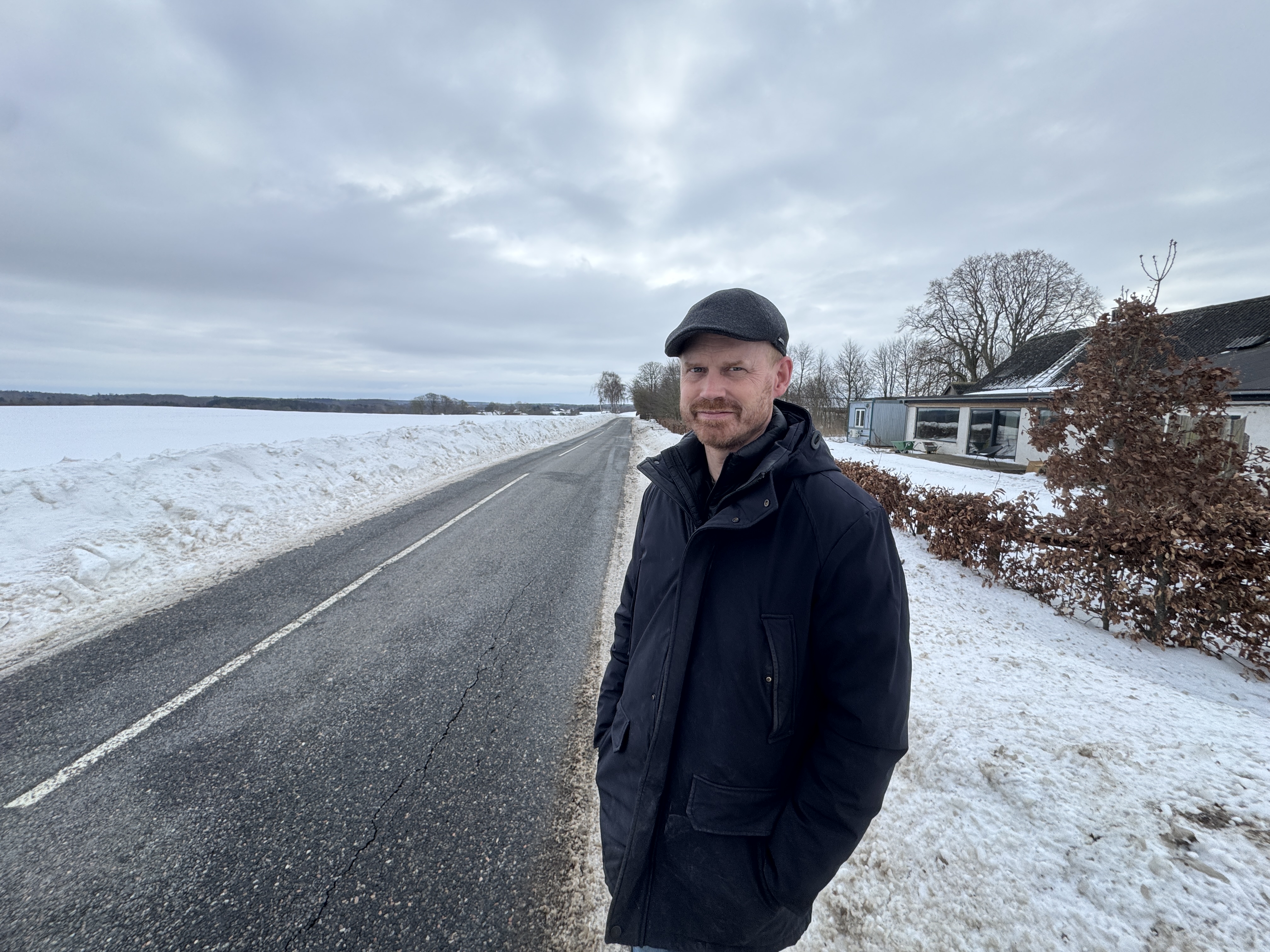 Til højre kan man se Kasper Rossings hus. Marken på den anden side af vejen er indtstillet til at skulle være grusgrav. Vejen kan som her om vinteren være ekstra smal.