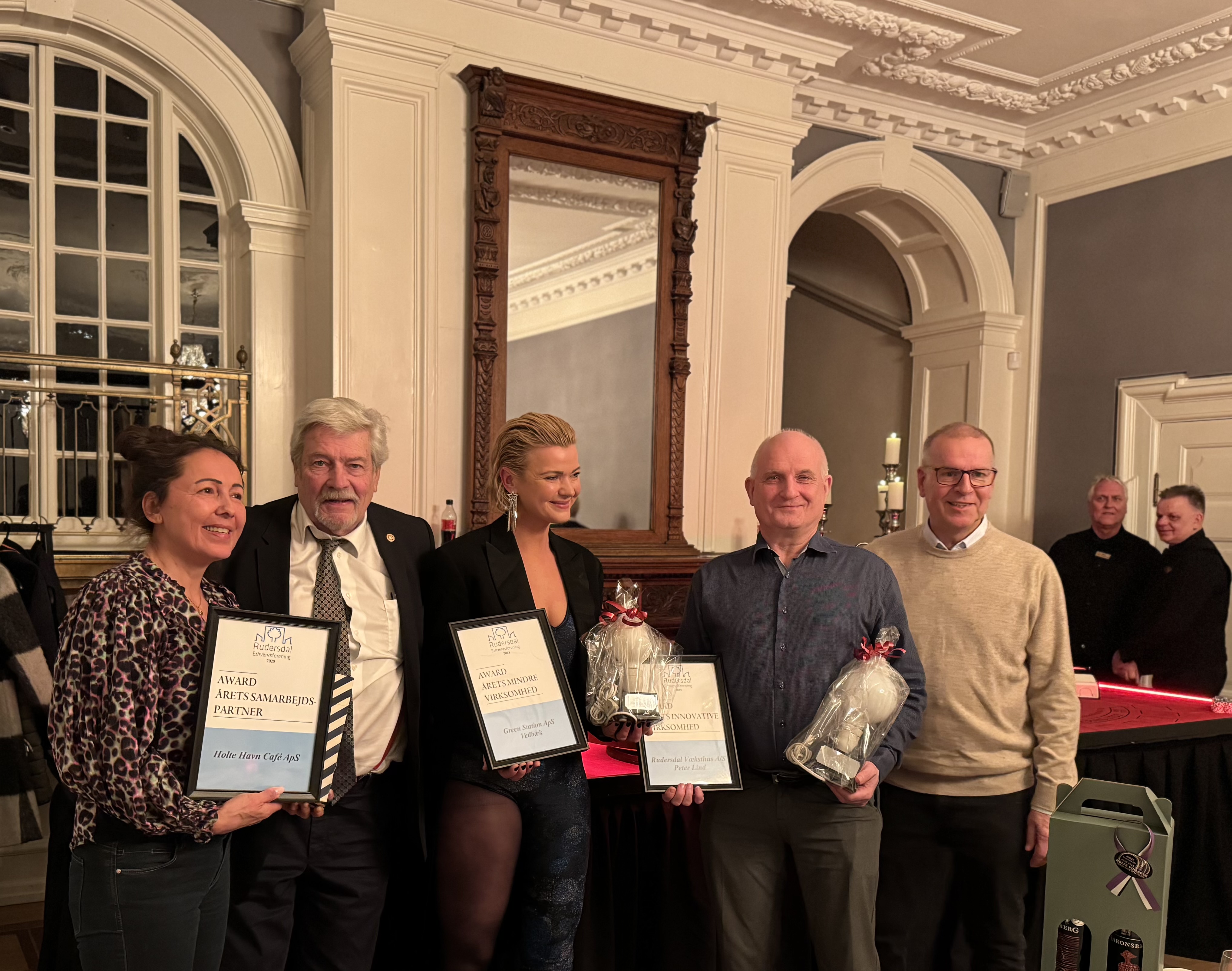 Så er der delt priser ud. Fra venstre Nathalina Beck, Holte Havn Café, Jesper Winther Andersen, formand Rudersdal Erhvervsforening, Heidi Lindhardt, Green Station, Peder Lind, Væksthuset og Jens Rimhoff, næstformand i erhvervsforeningen