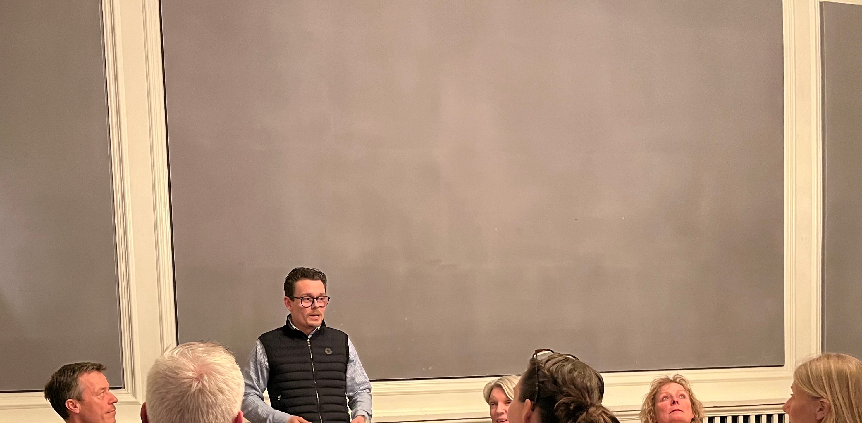 Klaus Geil Pedersen fra Holte Flytte og Vognmandsforretning og (stående) Morten Ewald Gartmann fra Ewalds Flyt fortalte om, hvordan de havde mødt hinanden i Rudersdal Erhvervsforening og der blevet enige om en forretningsaftale, som kan flytte noget. - Presse Klaus Geil Pedersen fra Holte Flytte og Vognmandsforretning og (stående) Morten Ewald Gartmann fra Ewalds Flyt fortalte om, hvordan de havde mødt hinanden i Rudersdal Erhvervsforening og der blevet enige om en forretningsaftale, som kan flytte noget.