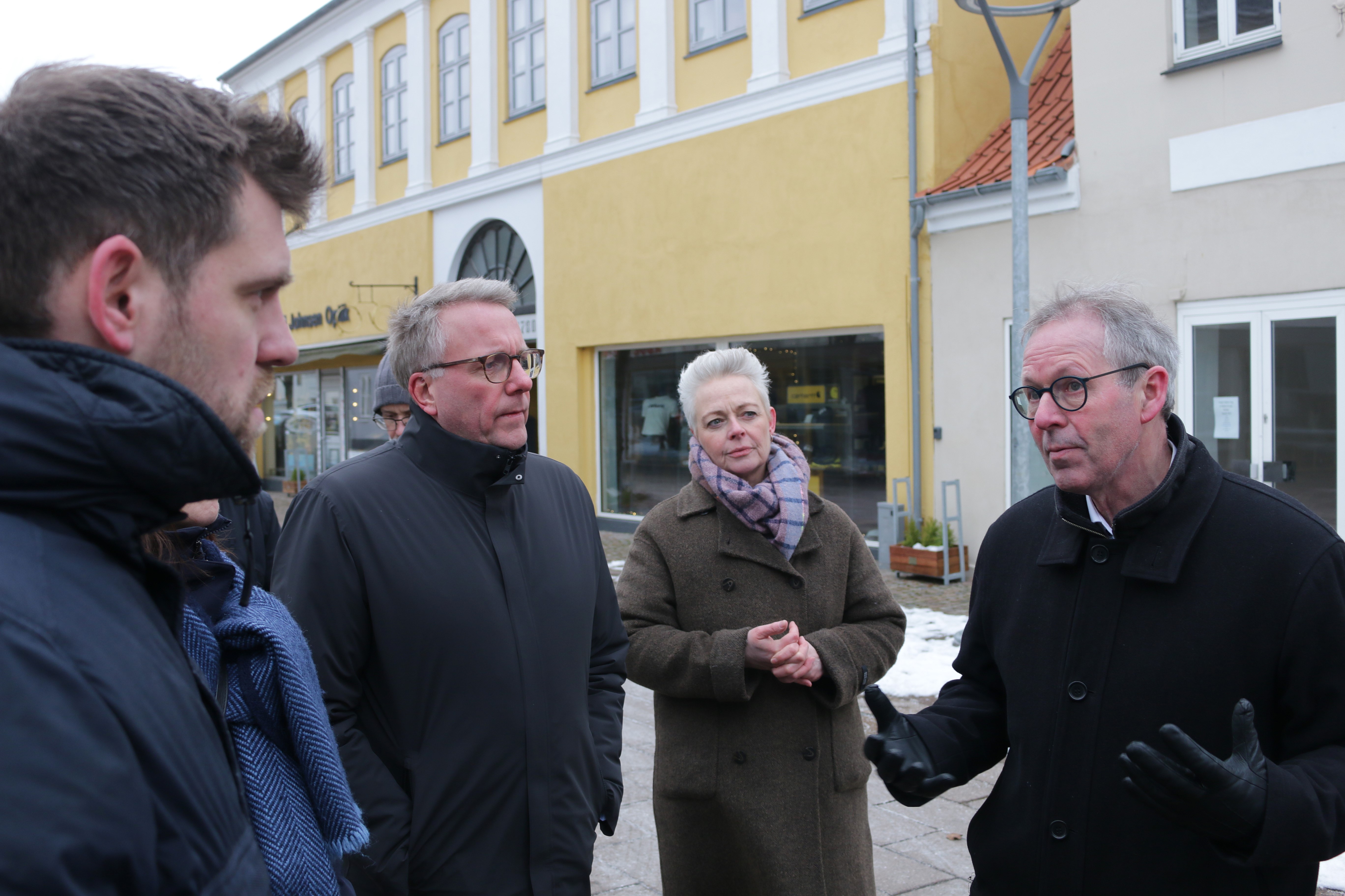 Kirkeminsiter Morten Dahlin fra Venstre (tv) har i forbindelse med en tilsynssag i 2024 givet klart udtryk for en kritisk holdning til Jehovas Vidner. Borgmester Knud Vincents (th) forholder sig mere neutralt til trossamfundets overtagelse af det gamle hotel i Korsør.