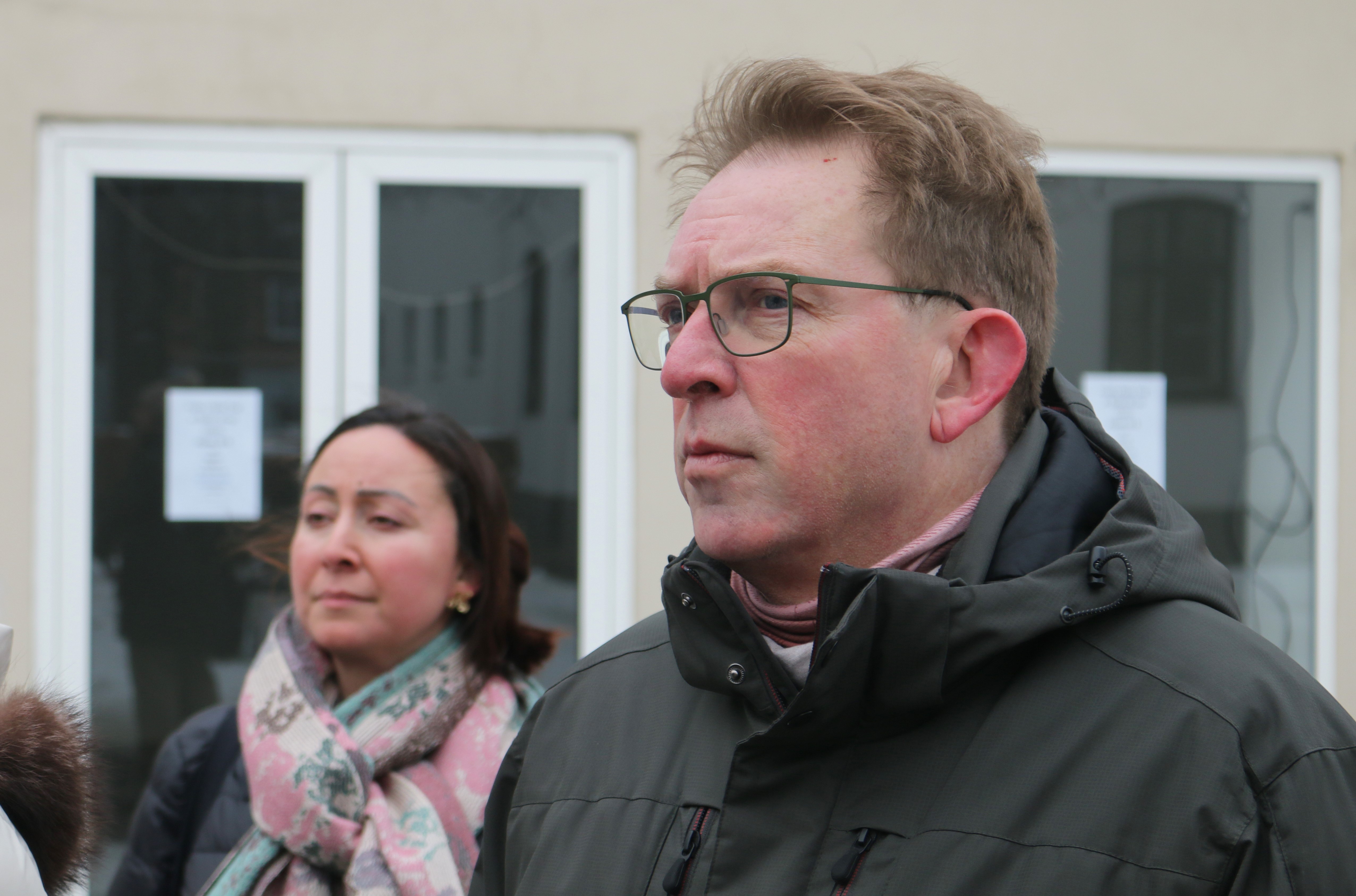 Jørgen Grüner (SF) er med i det flertal, der er blevet enige om budgettet 2027. Men budgettet bliver hårdt ramt af en stram serviceramme, og det er paradoksalt at spare så meget, når man kommer ud af året med et overskud, mener han.