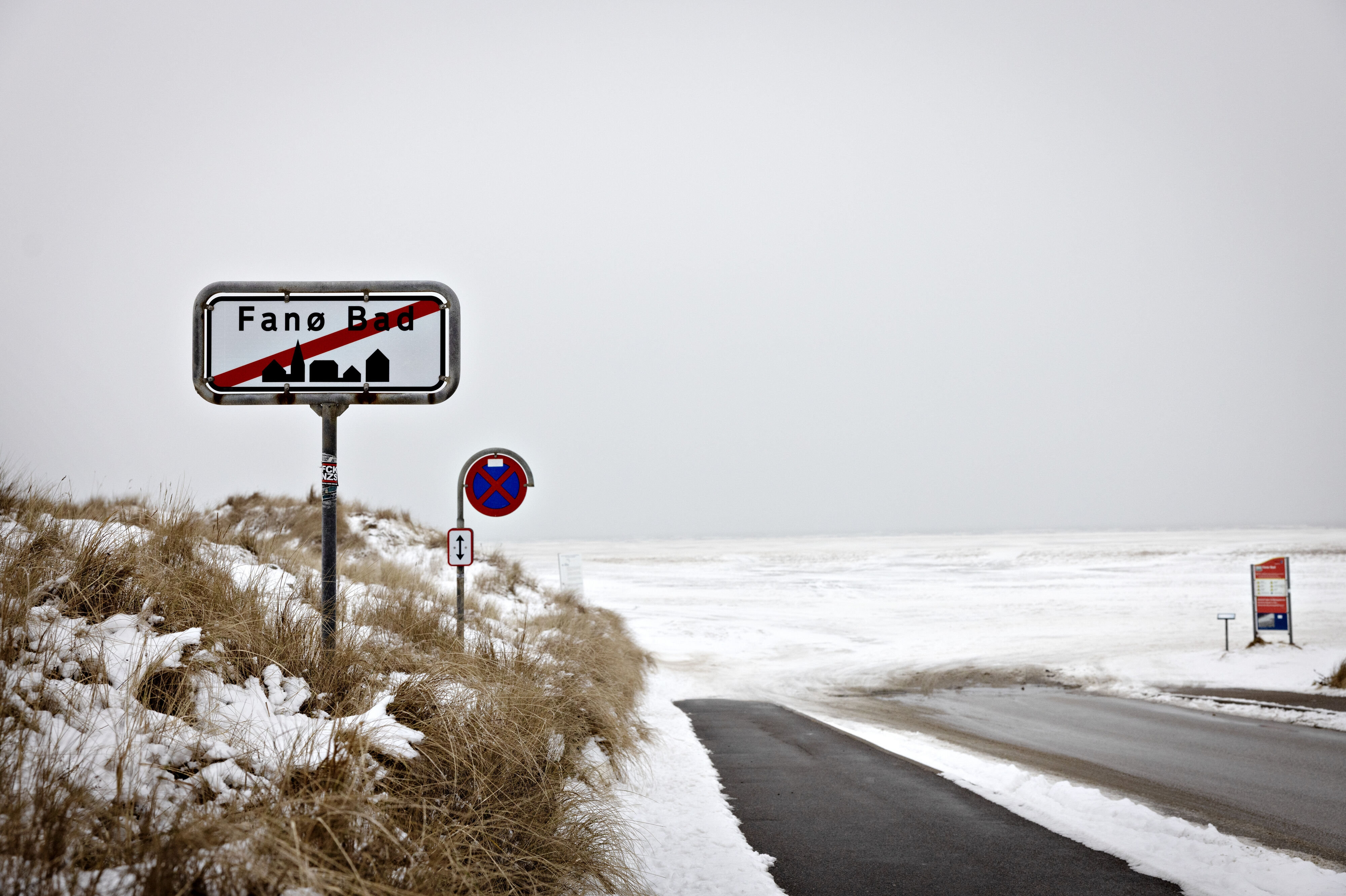Tre af de fire kaskelothvaler er strandet cirka tre kilometer nord for Fanø Bad. Den sidste kaskelothval er strandet ved halvøen Skallingen.