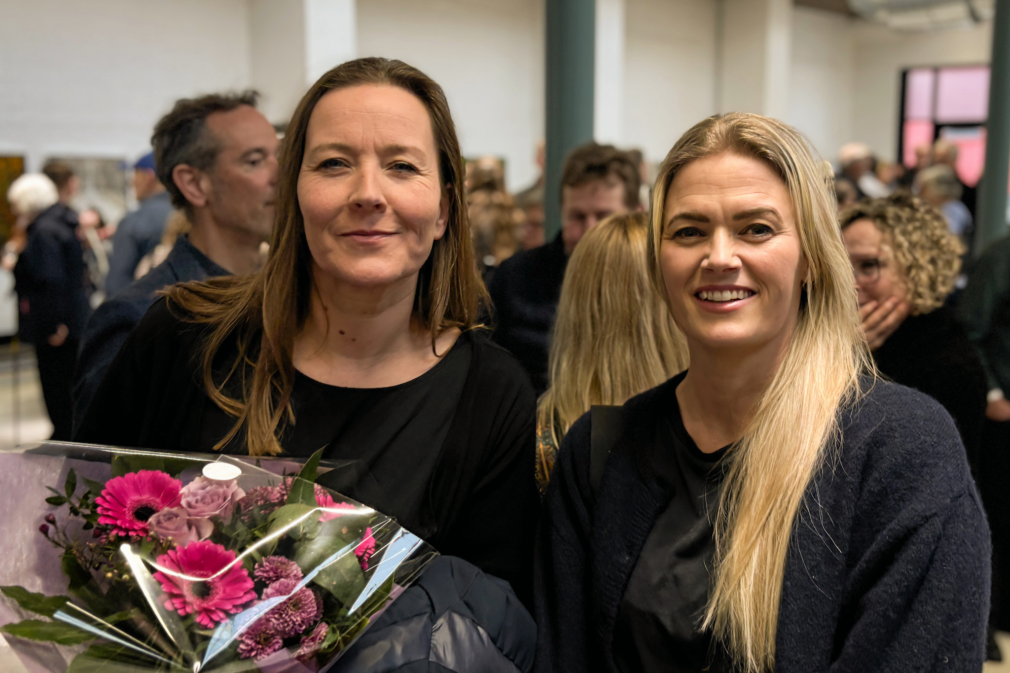 Caroline Axen (tv.) og Mai Kristiansen var blandt de mange fremmødte til indvielsen af Støberihallerne. De to er henholdsvis købstadsudvikler i Præstø og event- og udviklingskonsulent i Præstø Handel og Erhverv