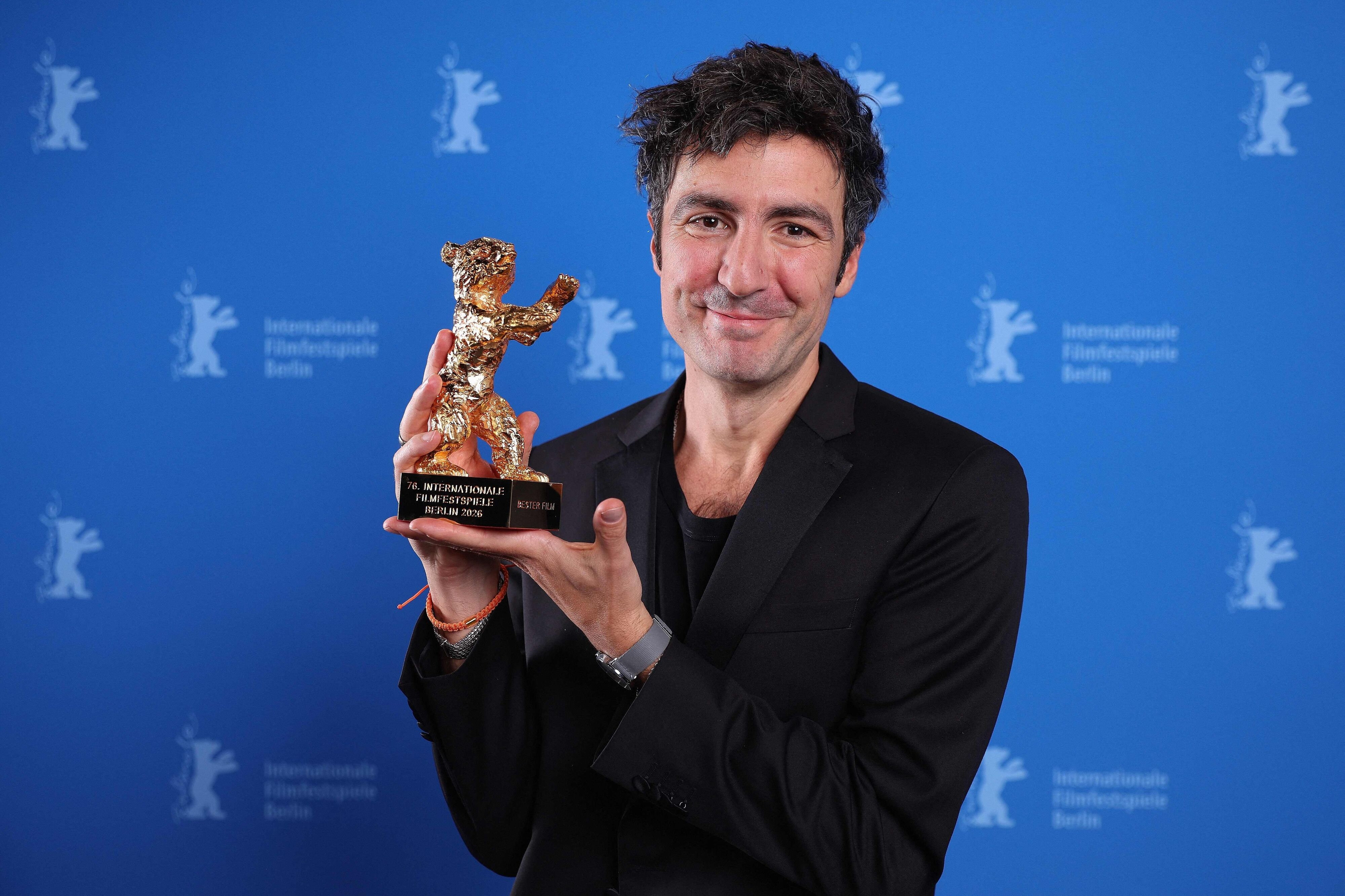 Instruktøren bag "Gelbe Briefe", Ilker Catak, har lørdag aften modtaget hovedprisen ved den internationale filmfestival Berlinalen i Tyskland.