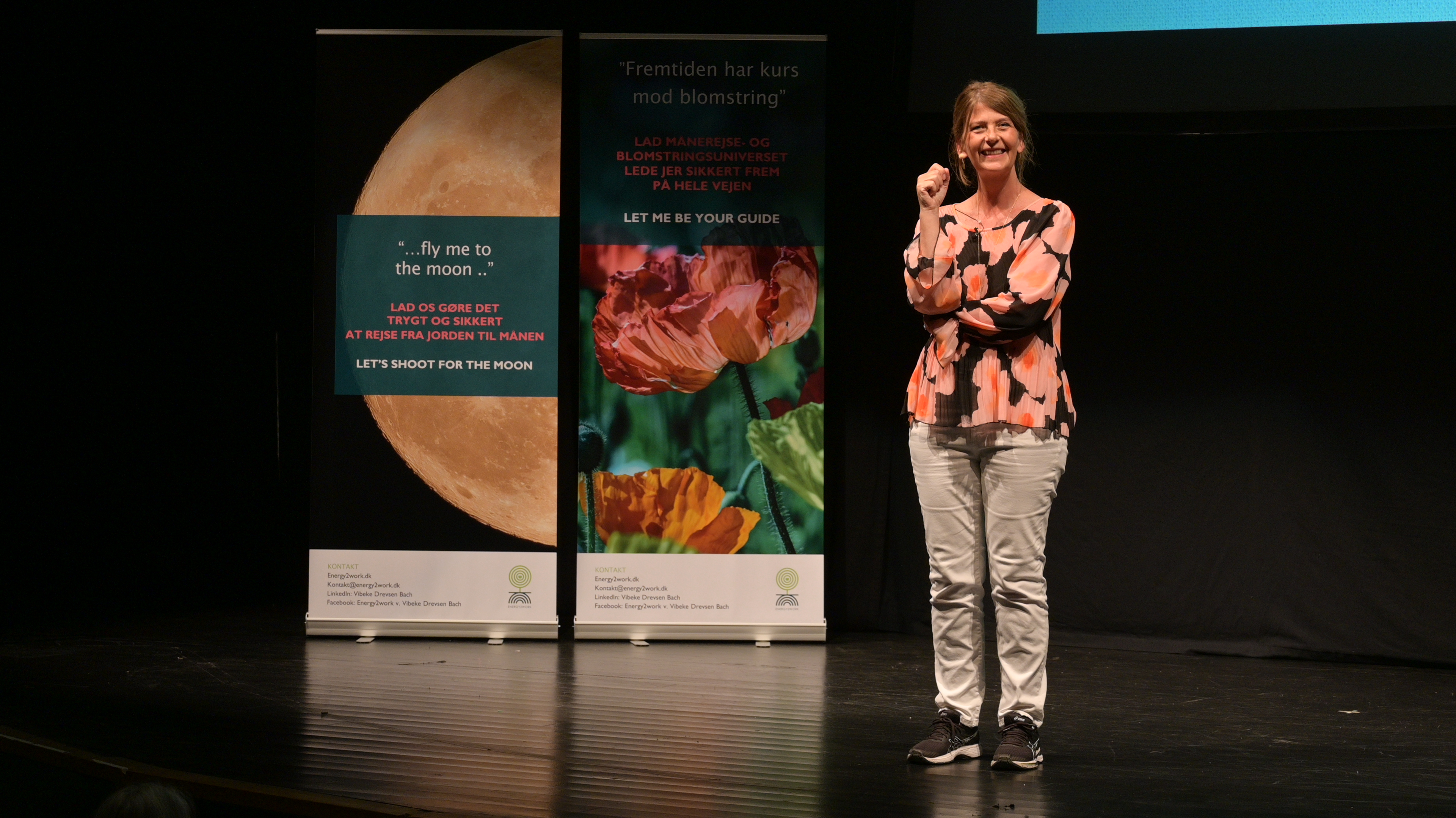 Med sit teaterforedrag, ’Demensrejsen fra Jorden til Månen’, viser Vibeke Drevsen Bach, at mennesker på trods af demens kan opleve trivsel og blomstring sent i livet.