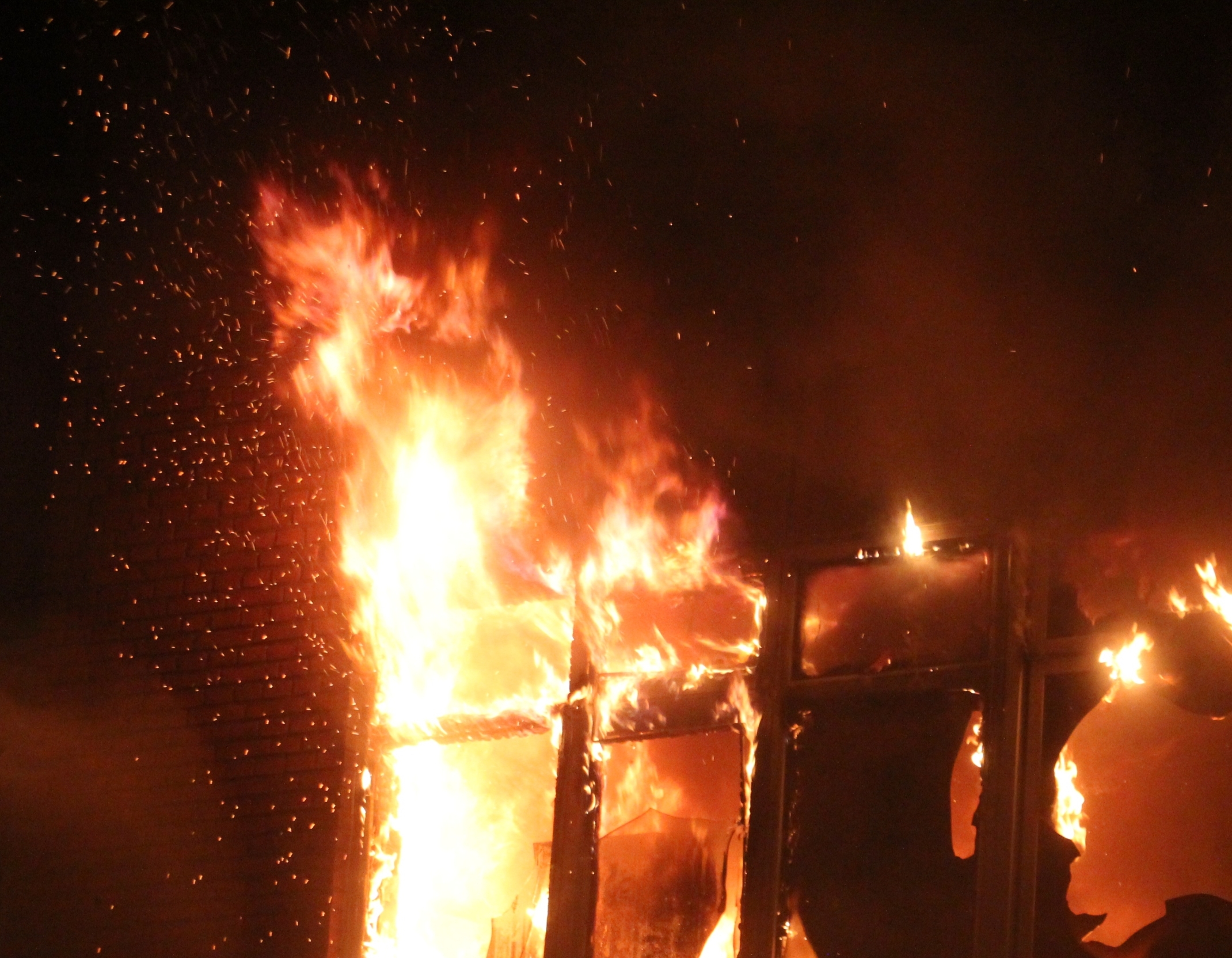 Store flammer var synet, der mødte beboere, der natten til mandag blev vækket af eksplosionen, som politiet betragter som et gerningssted. - Bjørn Nielsen Store flammer var synet, der mødte beboere, der natten til mandag blev vækket af eksplosionen, som politiet betragter som et gerningssted.