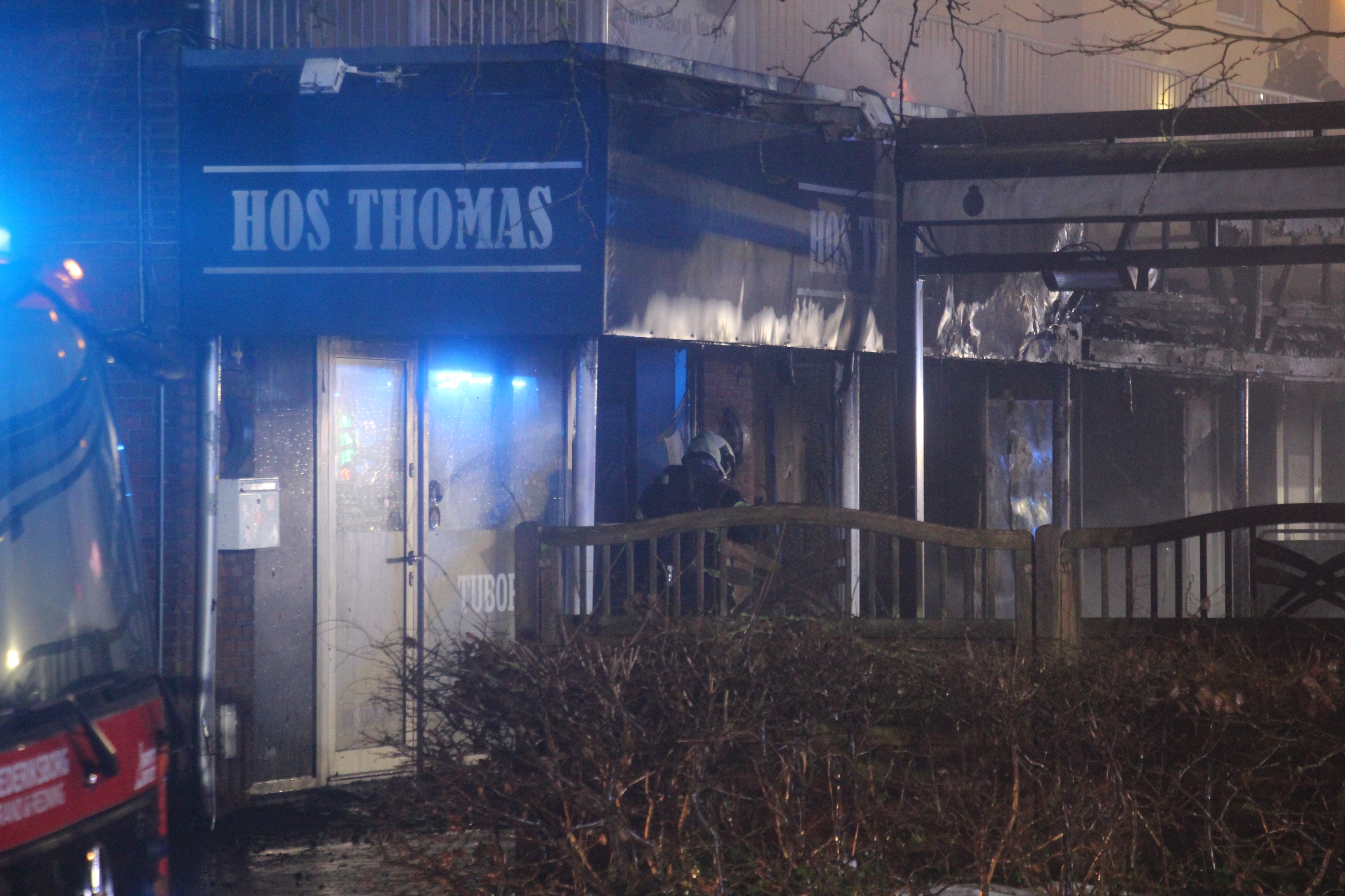 Værtshuset Hos Thomas var et af de erhvervsmål, der blev ramt af den store brand hos naboen, grillbaren Kong Kylling i Værløse. Anklagemyndigheden vurderer også, at mere end 10 menneskers liv var i fare i forbindelse med branden.