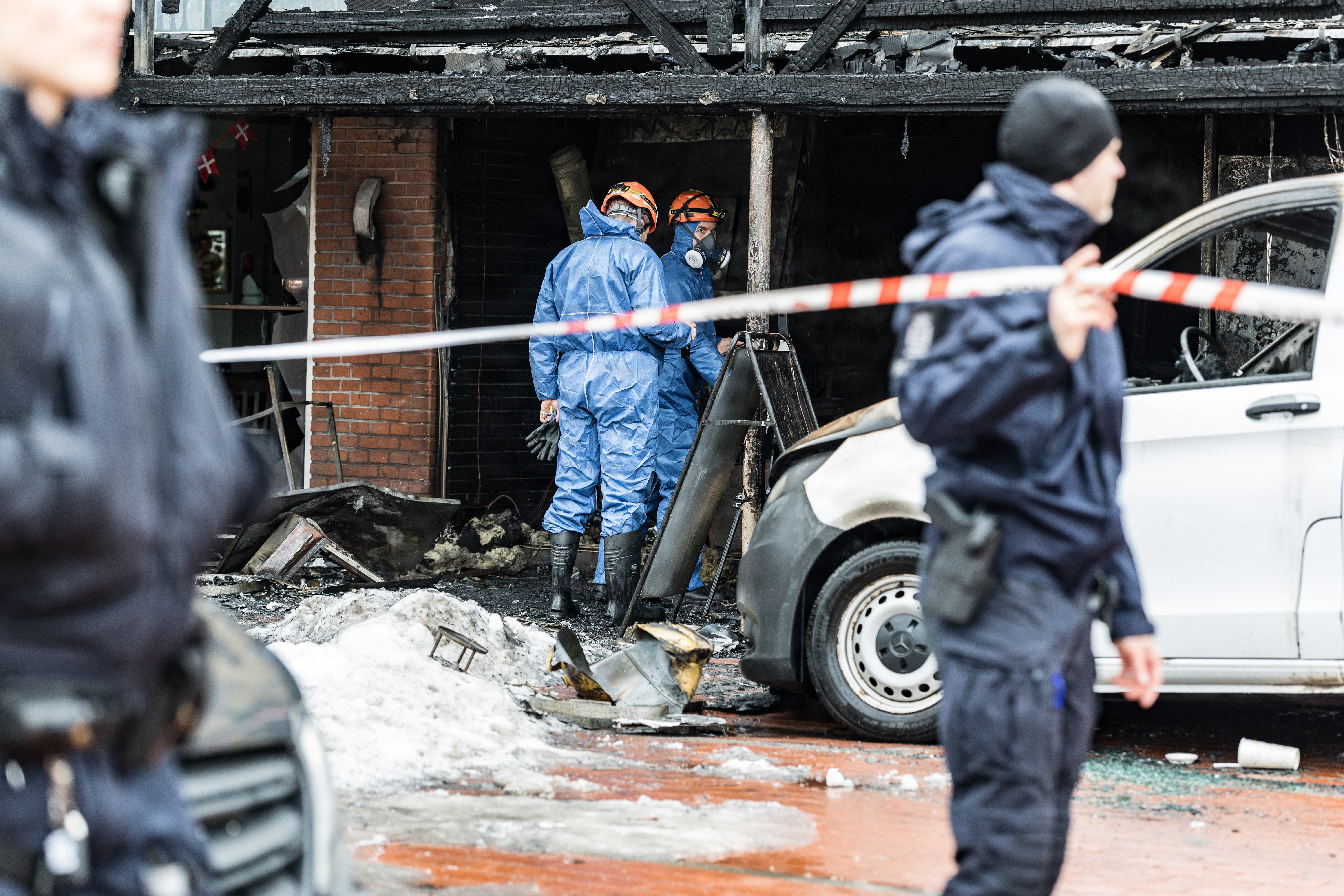 Teknikere undersøger udbrændte forretninger i Bymidten i Værløse mandag den 23. februar 2026.