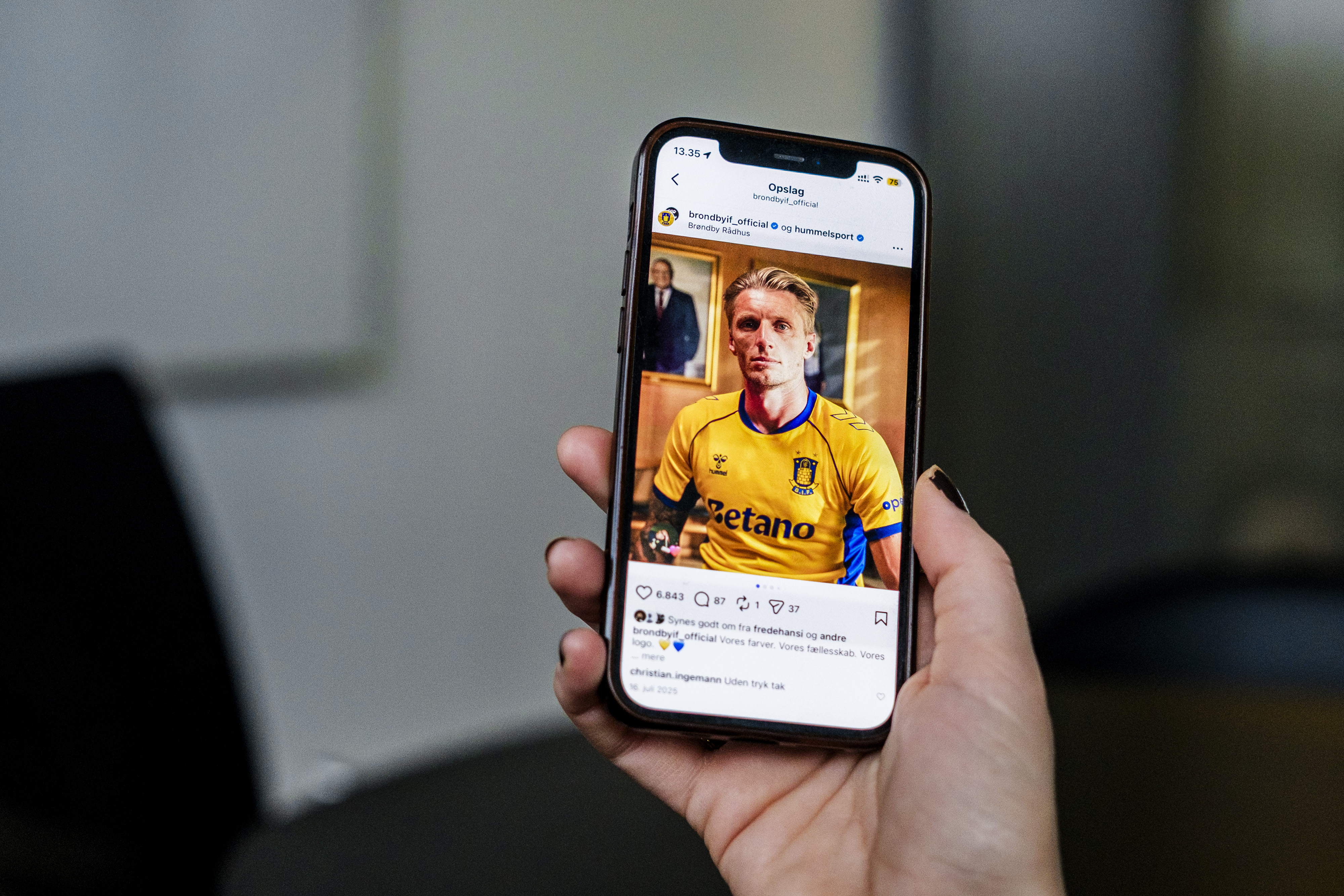 Da Brøndby IF lancerede en ny trøje i sommeren, blev der taget billeder på rådhuset.