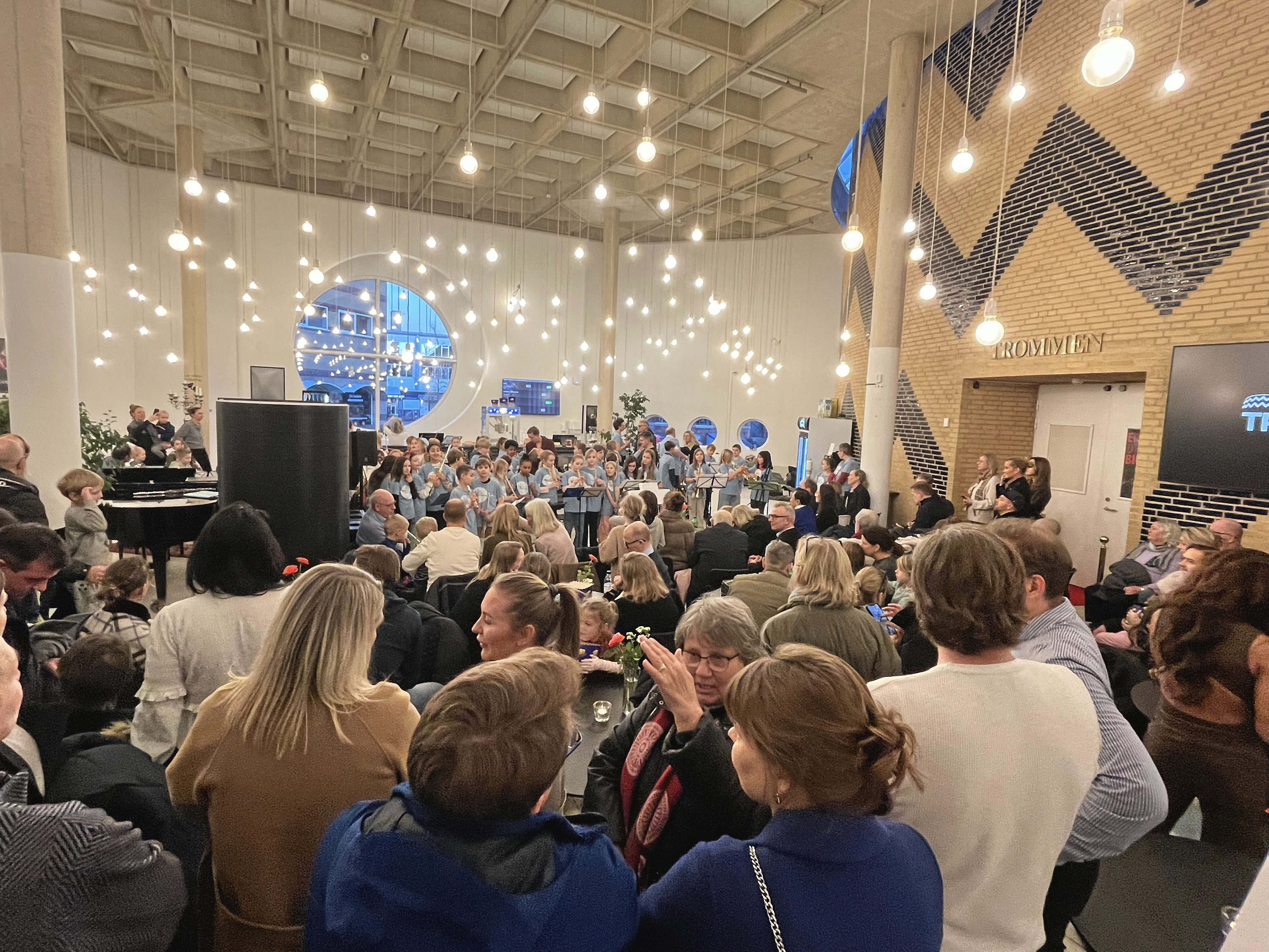 100 børn giver koncert i Trommens foyér.