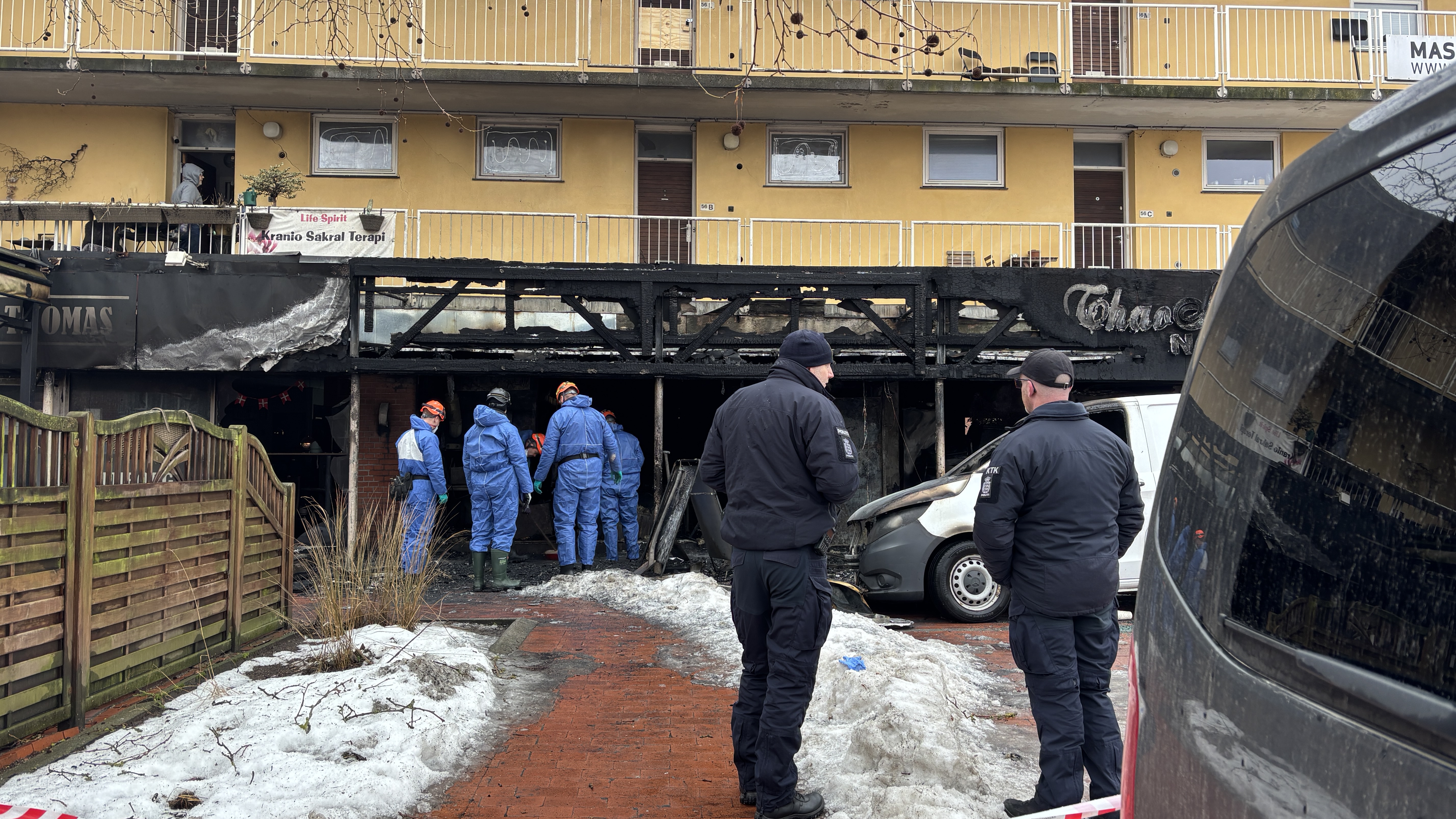 Teknikere var i gang med at sikre beviser morgenen efter branden i grillbaren Kong Kylling på Værløse bymidte.