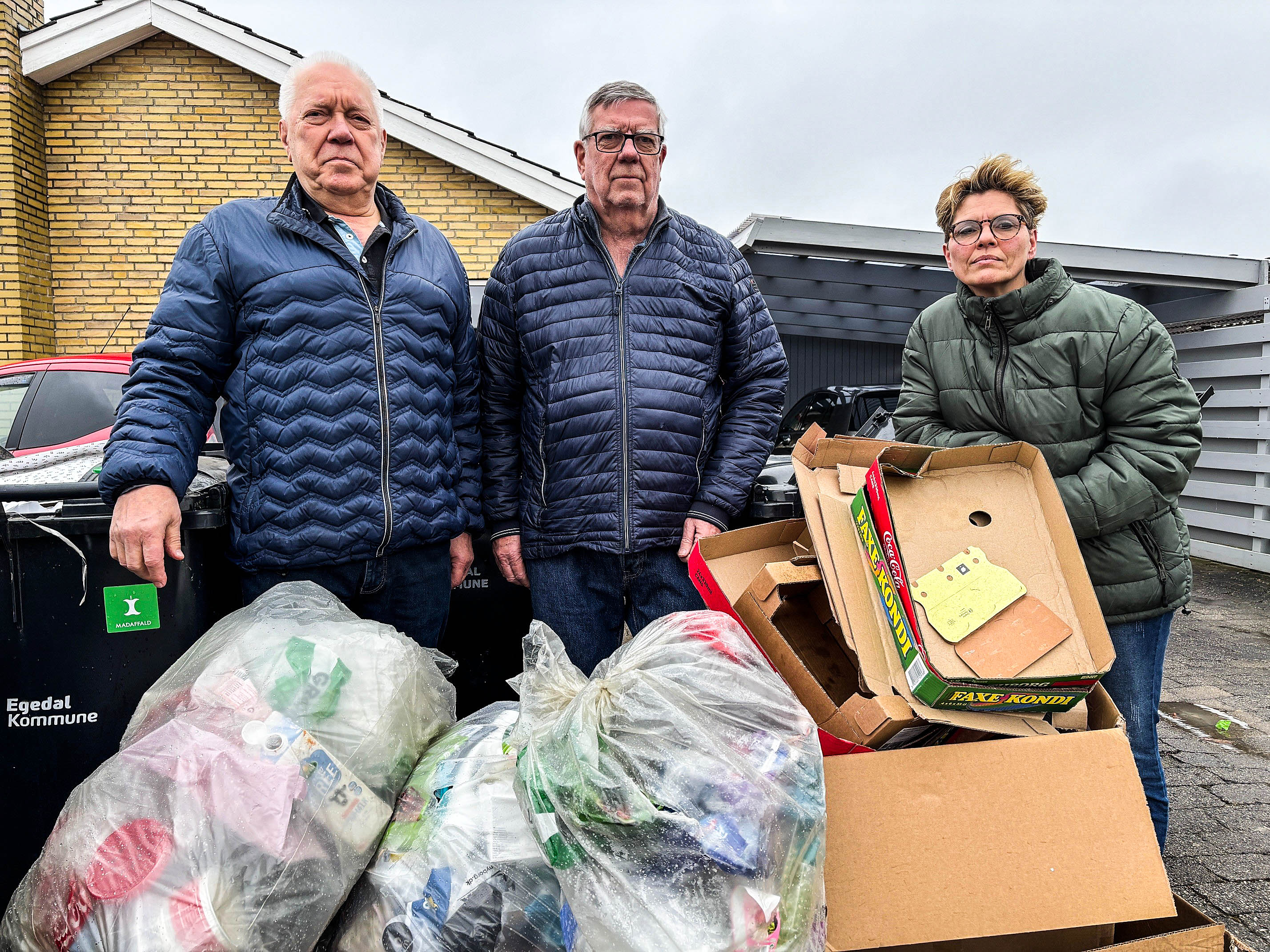 Peter Kønig, Truls Avnstrøm og Ditte Sørensen, beboere på Baneringen i Stenløse, har i månedsvis kæmpet med manglende snerydning og tømning af affald på den offentlige vej.