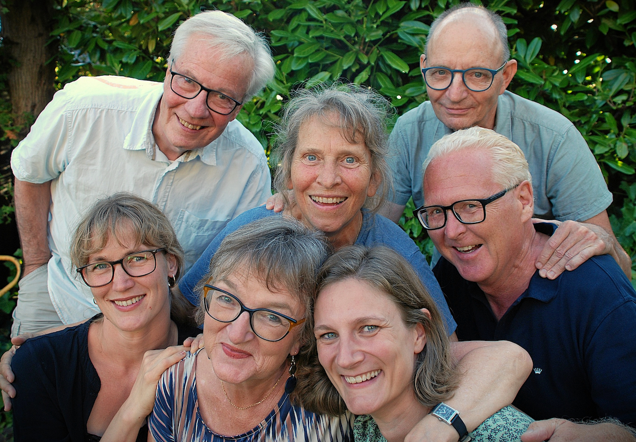 Sanggruppen Vokalerne står klar sammen med deres dirigent, Rikke Forchhammer, til at give publikum mulighed for både at lytte og synge med.
