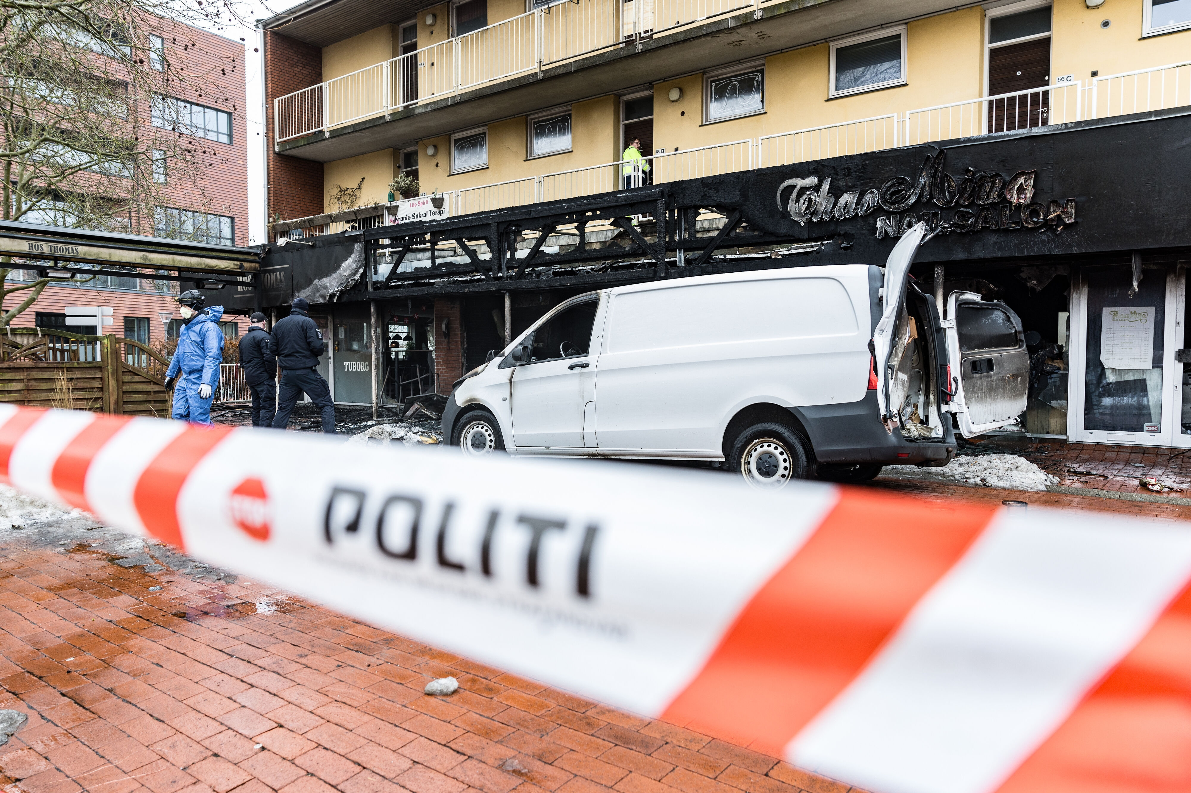 Der udbrød brand i en bygning i Bymidten i Værløse natten til mandag, og tre personer sigtes for at have bragt de 14 personer, der var i bygningen, i overhængende livsfare med branden.