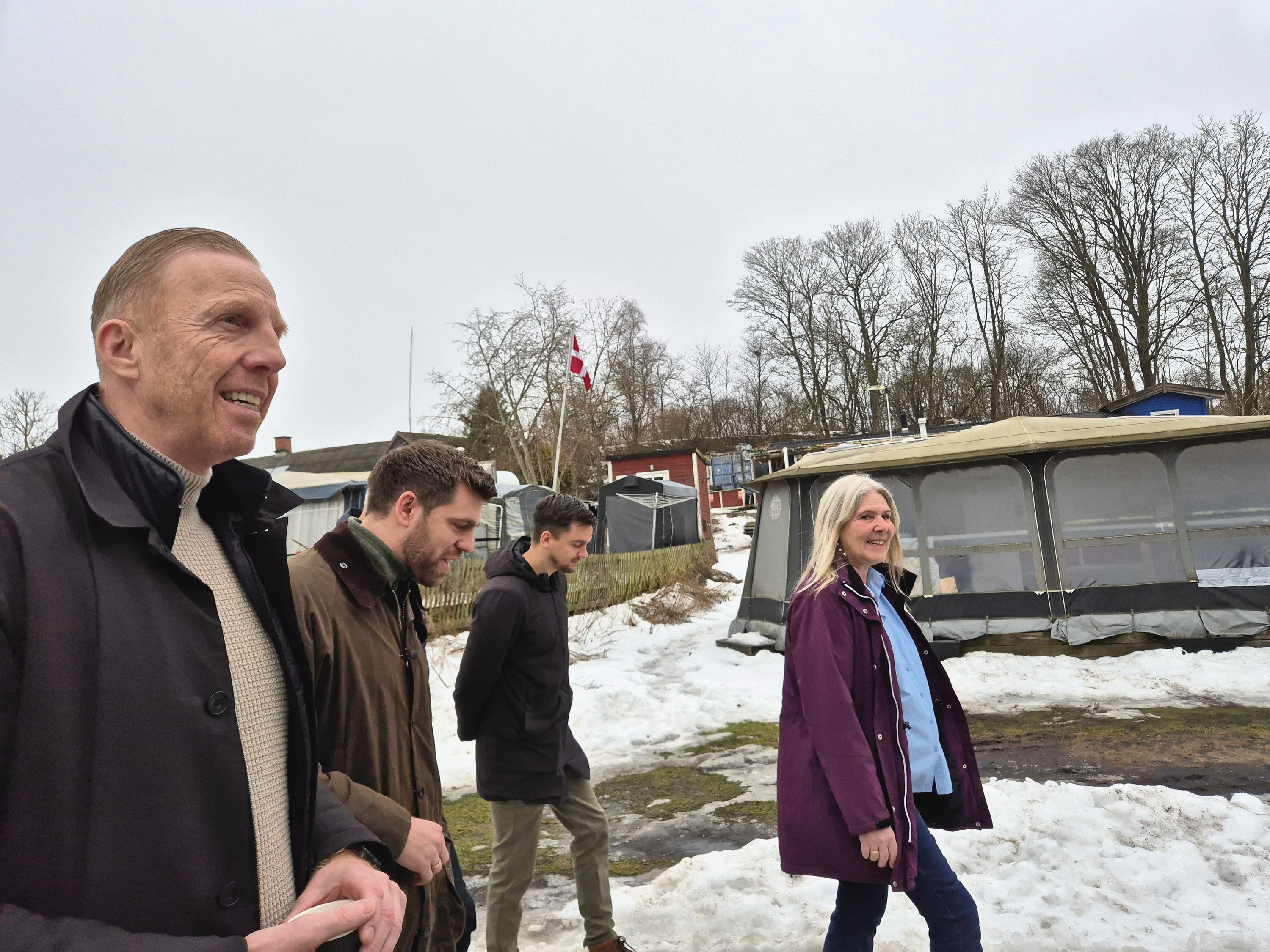 Borgmester Ken kristensen (V) er tilsyneladende positivt stemt overfor at give den omstridte plads sin vintertilladelse tilbage. Her er han under besøget lige før Folketingsudvalget i 2025, da han havde daværende minister Morten Dahlin (V) Dahlin med ud på pladsen. Forrest i billedet er det pladsejer Susanne Palskov Farnø, der nu er en del af flertallet i Køge Kommunalbestyrelse med Corona Camping Listen.
