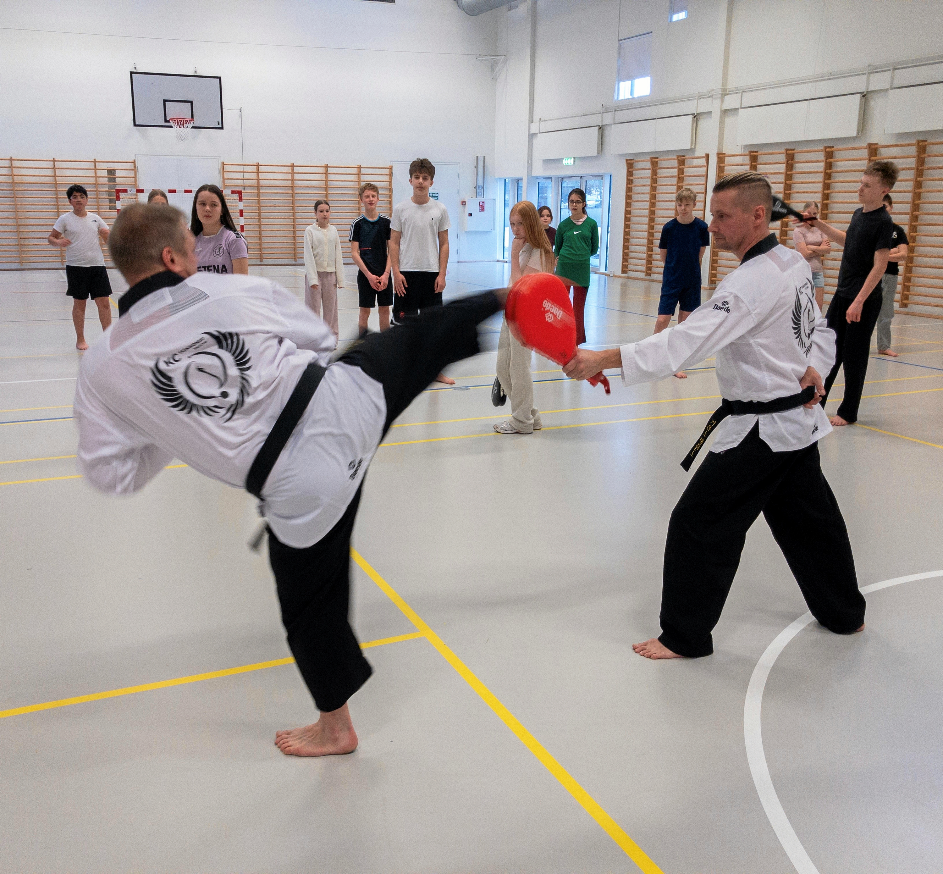 Jason Banner (tv.) og Jacques Lynge (th.) fra KC Taekwondo og Tai Chi stod i februar for et gratis taekwondo-forløb for 6. årgang på Vibeengskolen.