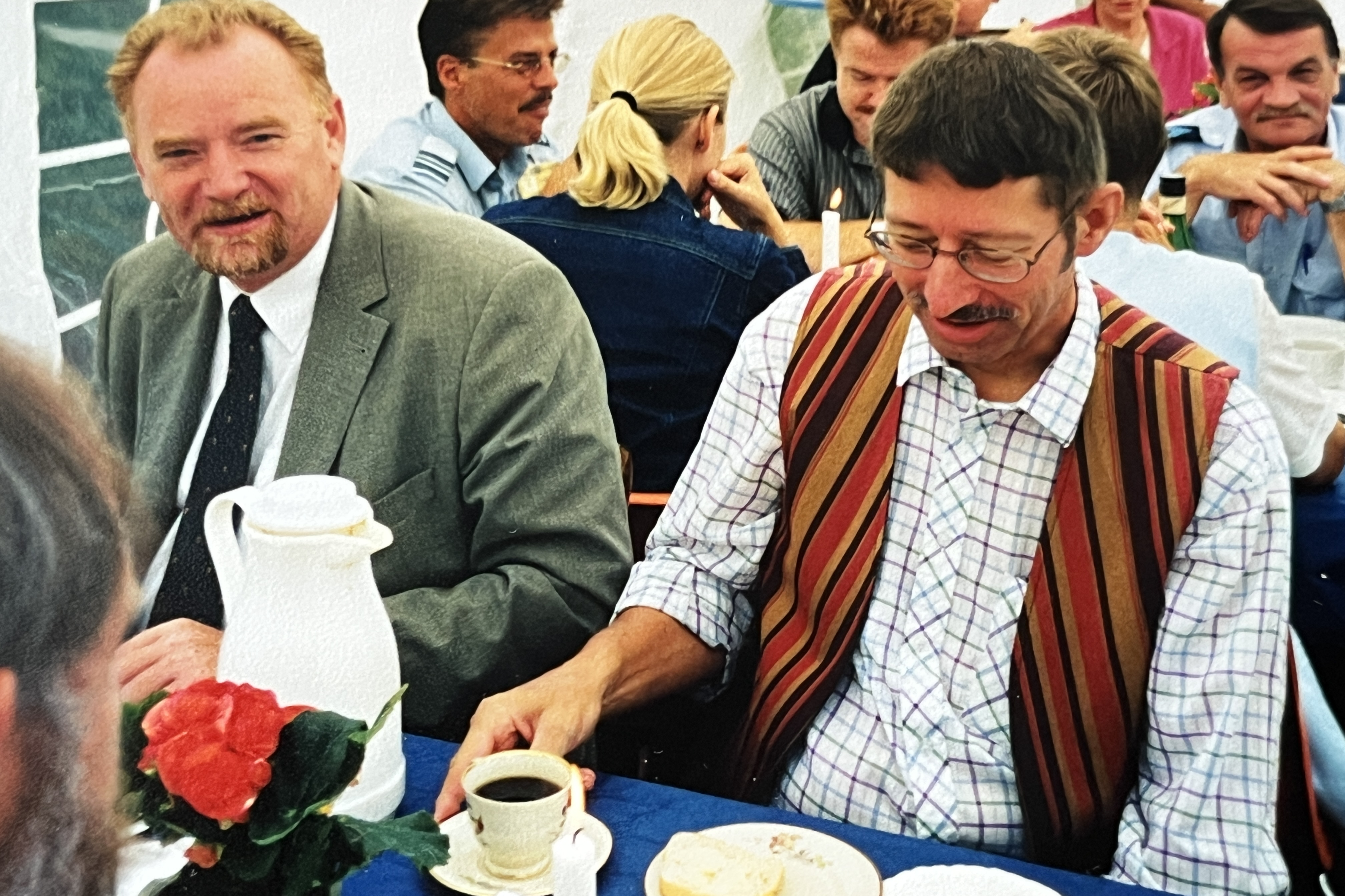 Her er Henning Tousted - med vest - fotograferet til Per Wallins fødselsdag i september 2004 i haven på Gondolvej i Jyllinge.