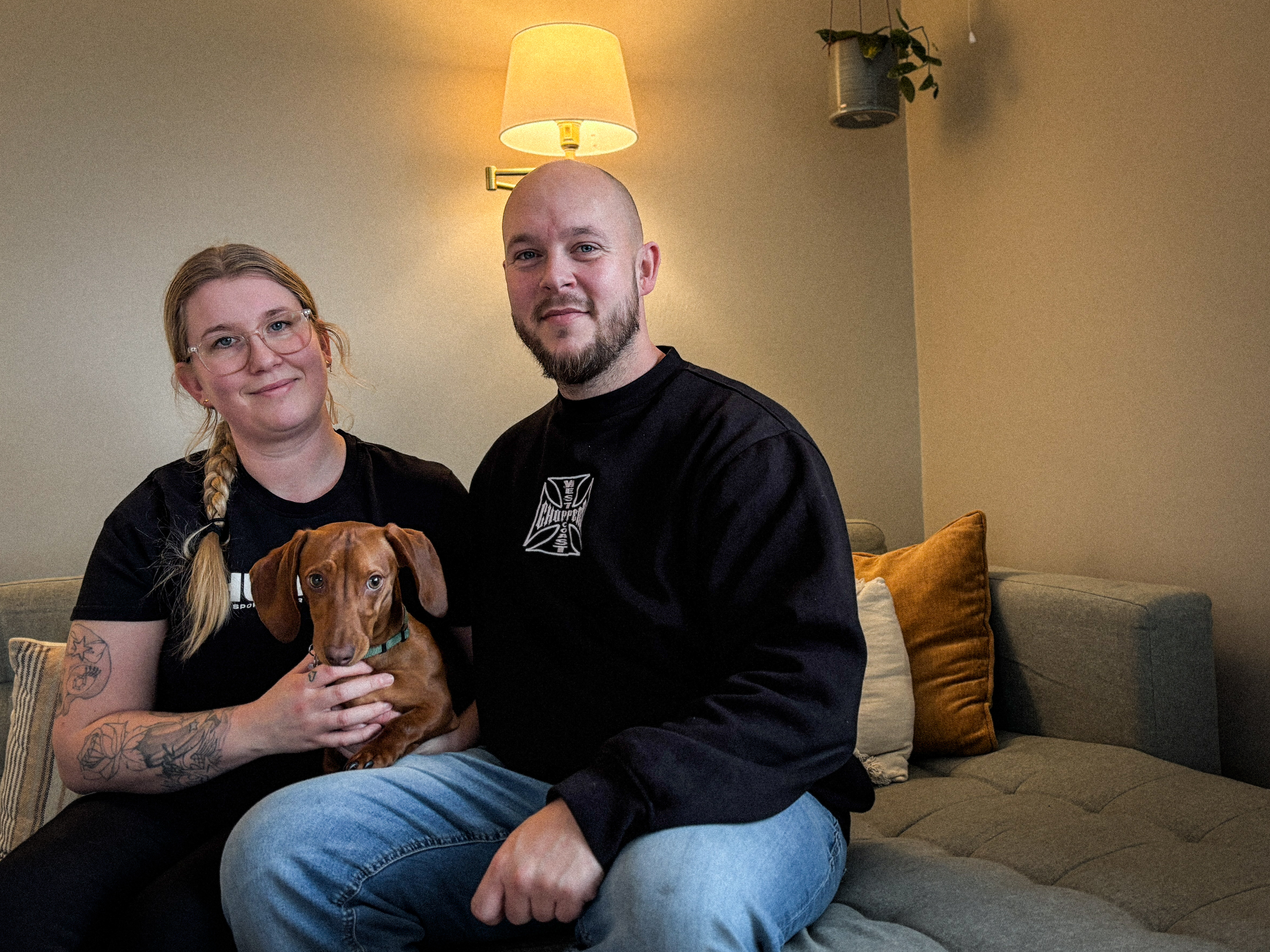 Ditte og Mathias Dam Andersen mener, at det er en kombination af lokalsamfundets indsats og foreningen Vi Finder Hund, at de igen kan sidde med Viggo på skødet.
