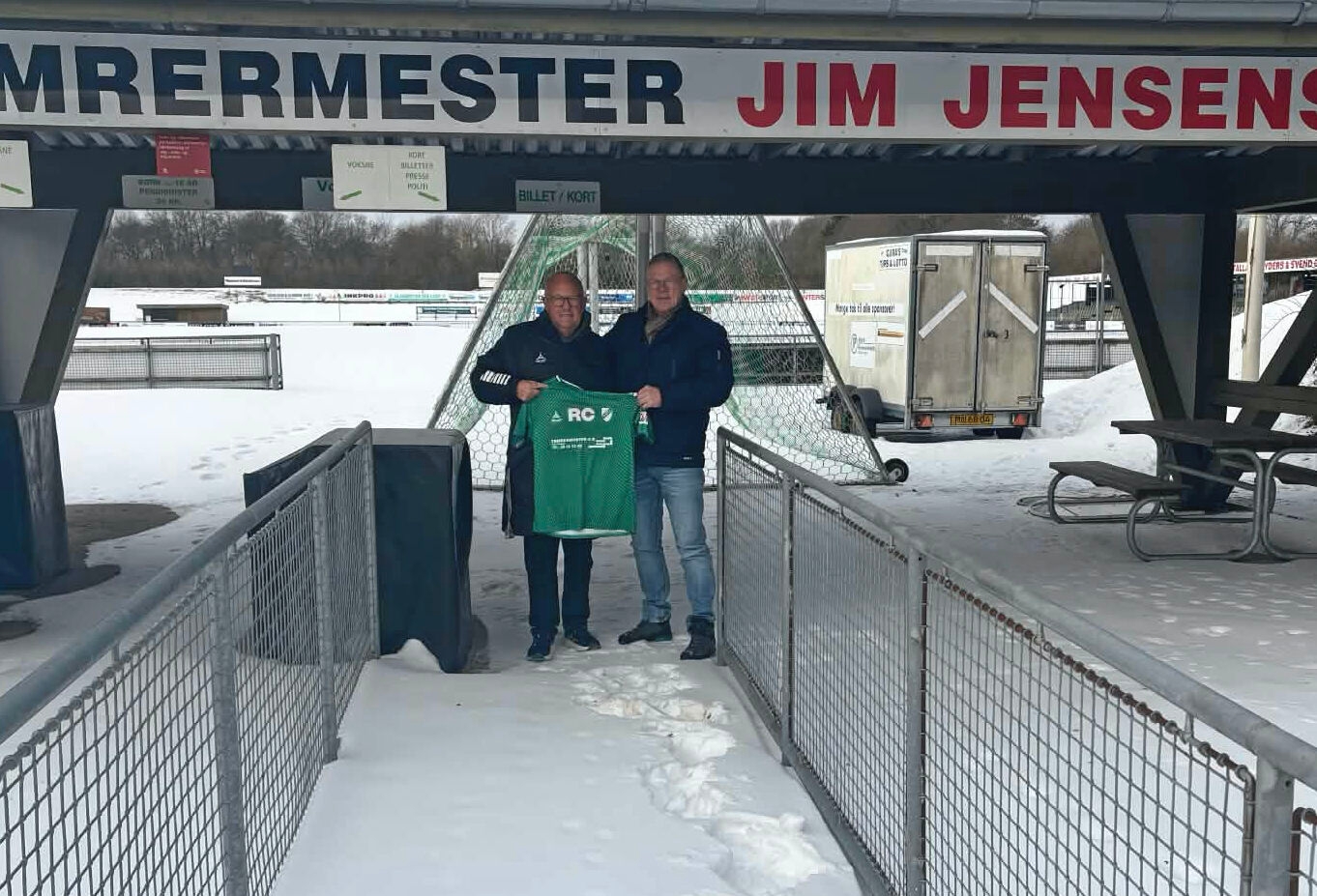 Sponsorchef Bent Thomsen (tv) og tømrermester Jim Jensen ved indgangen til 'Tømrermester Jim jensens Park' - Presse Sponsorchef Bent Thomsen (tv) og tømrermester Jim Jensen ved indgangen til 'Tømrermester Jim jensens Park'