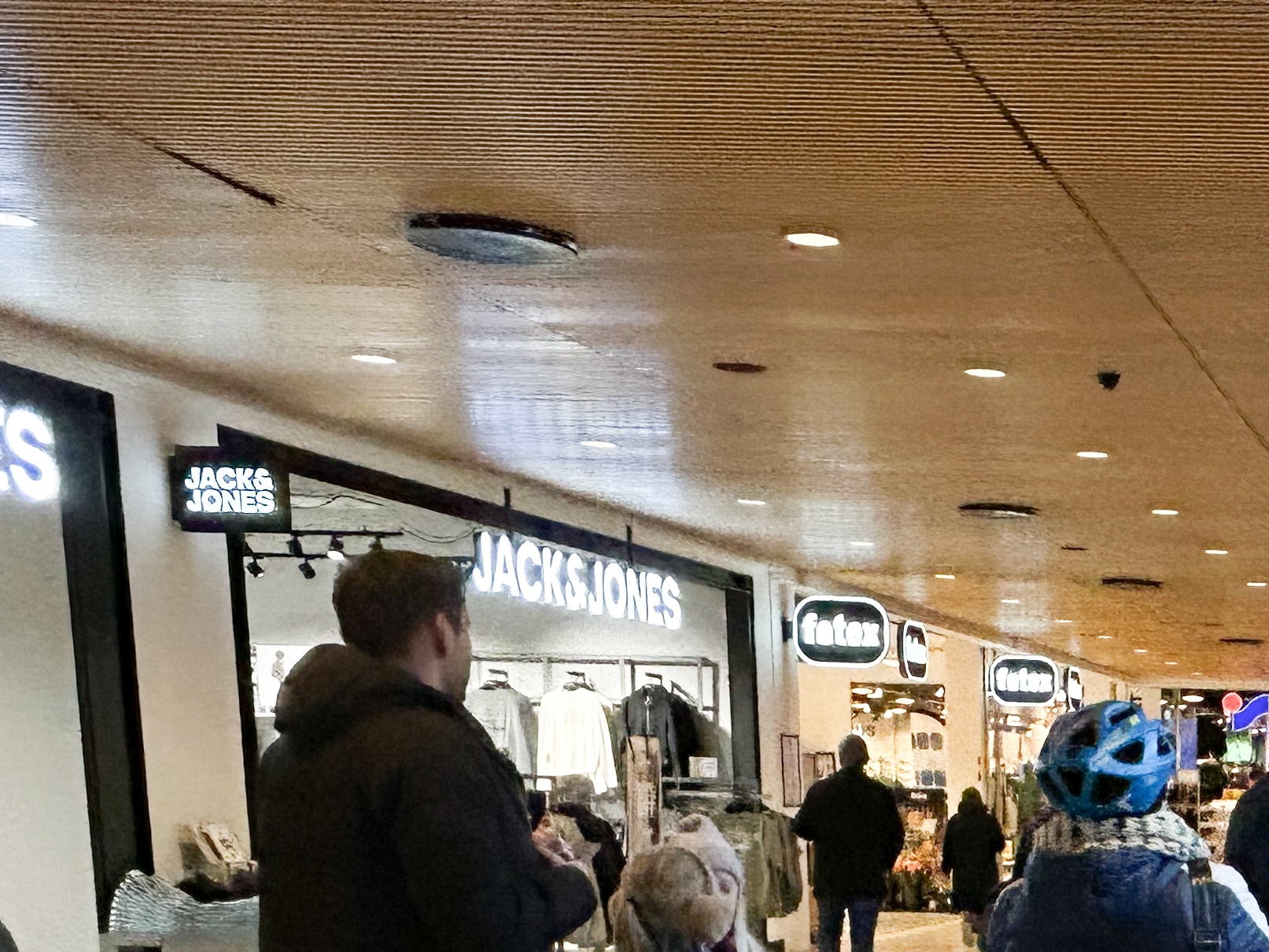 Der var også mødt folk fra Viktor Hald Thorups barndomsklub op for at tage del i fejringen. - Nikolaj Hansen Der var også mødt folk fra Viktor Hald Thorups barndomsklub op for at tage del i fejringen.