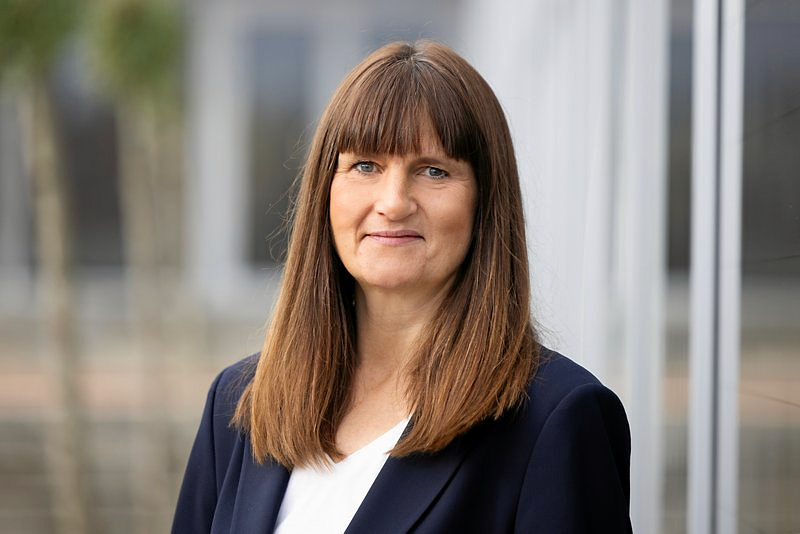 - Det er et historisk nybrud, at vores studerende på professionsbacheloruddannelserne inden for de pædagogiske, social- og sundhedsfaglige områder nu kan uddanne sig videre på kandidatniveau på Absalon eller en af de øvrige professionshøjskoler, siger rektor Camilla Wang, Professionshøjskolen Absalon.