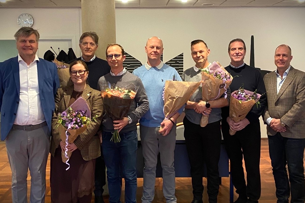 Borgmester Thomas Lykke Pedersen (til venstre) og udvalgsformand Jesper Tvilde (til højre) var med til at hylde de lokale gazellevirksomheder på rådhuset forleden.