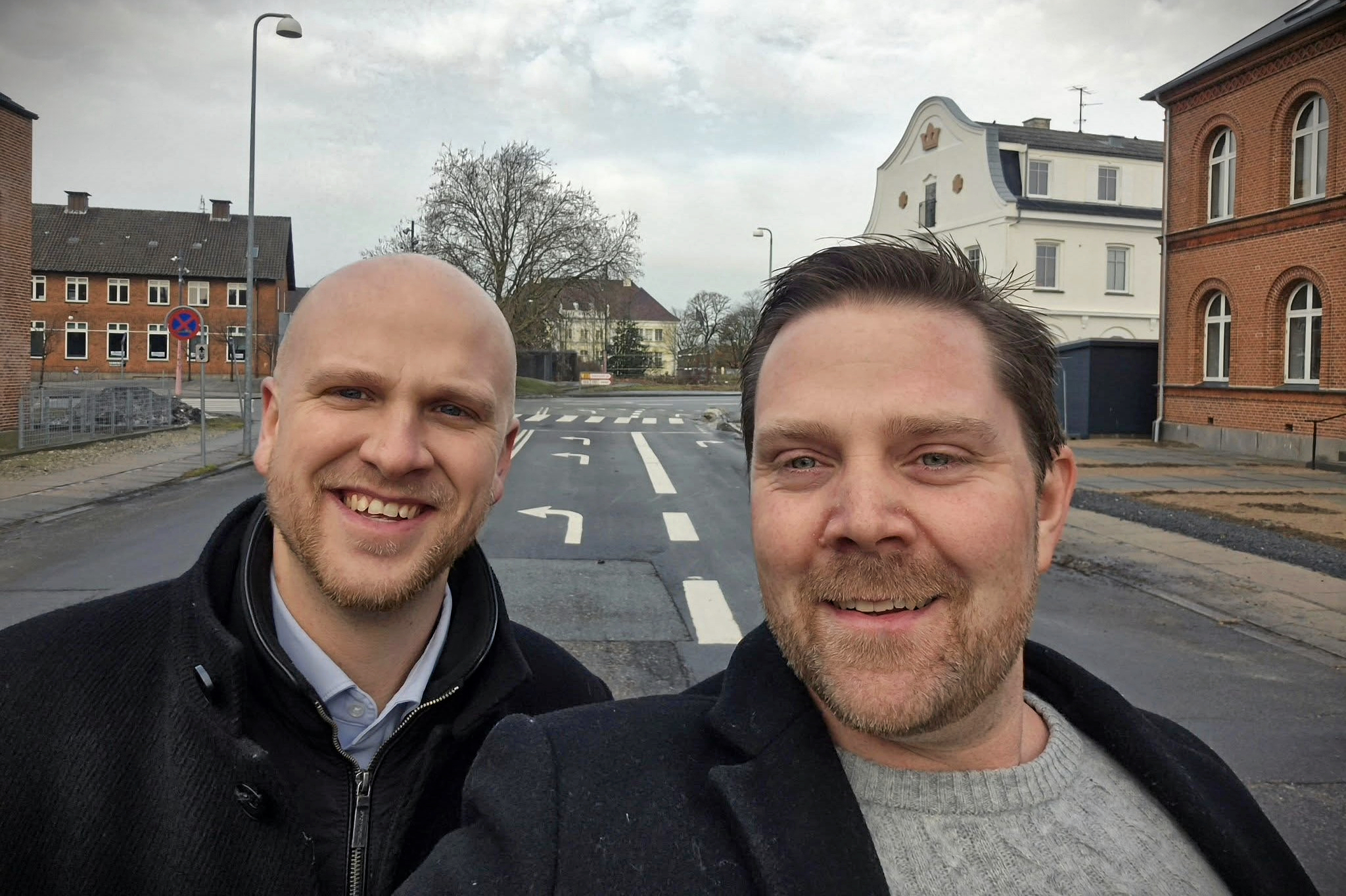 Liberal Alliances Nickolai Jørgensen (tv.) glæder sig over, at forskønnelsen af gaden endelig bliver sat i gang. Her ses han med kollegaen Ronni Lykkehus (V).