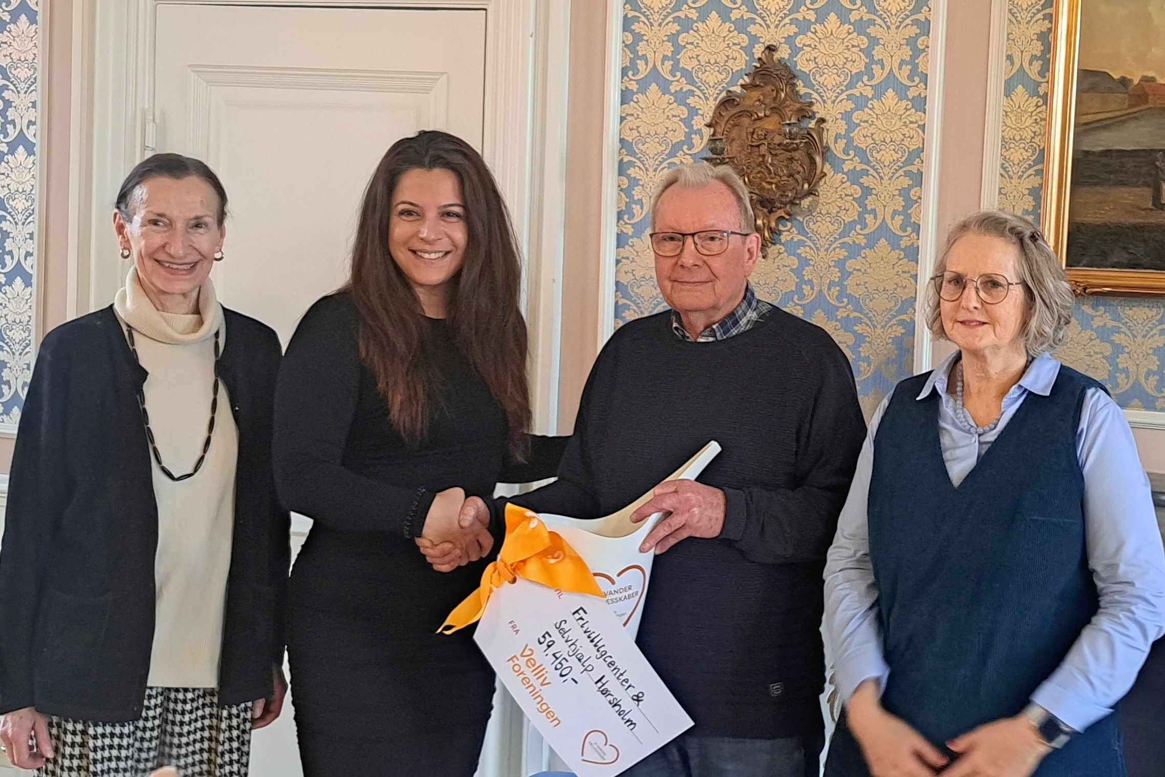 Glæde i Frivilligcenter & Selvhjælp Hørsholm efter at modtaget donation fra fonden Velliv. Fra venstre selvhjælpskoordinator Barbara Diemi, Velliv-repræsentantskabsmedlem Zehra Øzcan, Lars Bjørck Olsen, formand for frivilligcenterets bestyrelse og Tina Holkmann Gerling, centerleder i Frivilligcenter & Selvhjælp Hørsholm.
