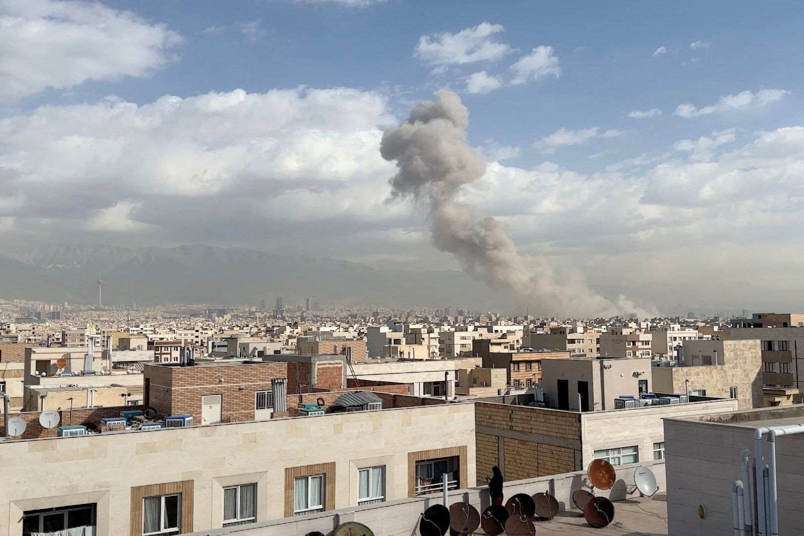 Røg stiger op efter en eksplosion i Teheran lørdag. Den israelske forsvarsminister, Israel Katz, har oplyst, at Israel har indledt et "forebyggende angreb" i Iran.