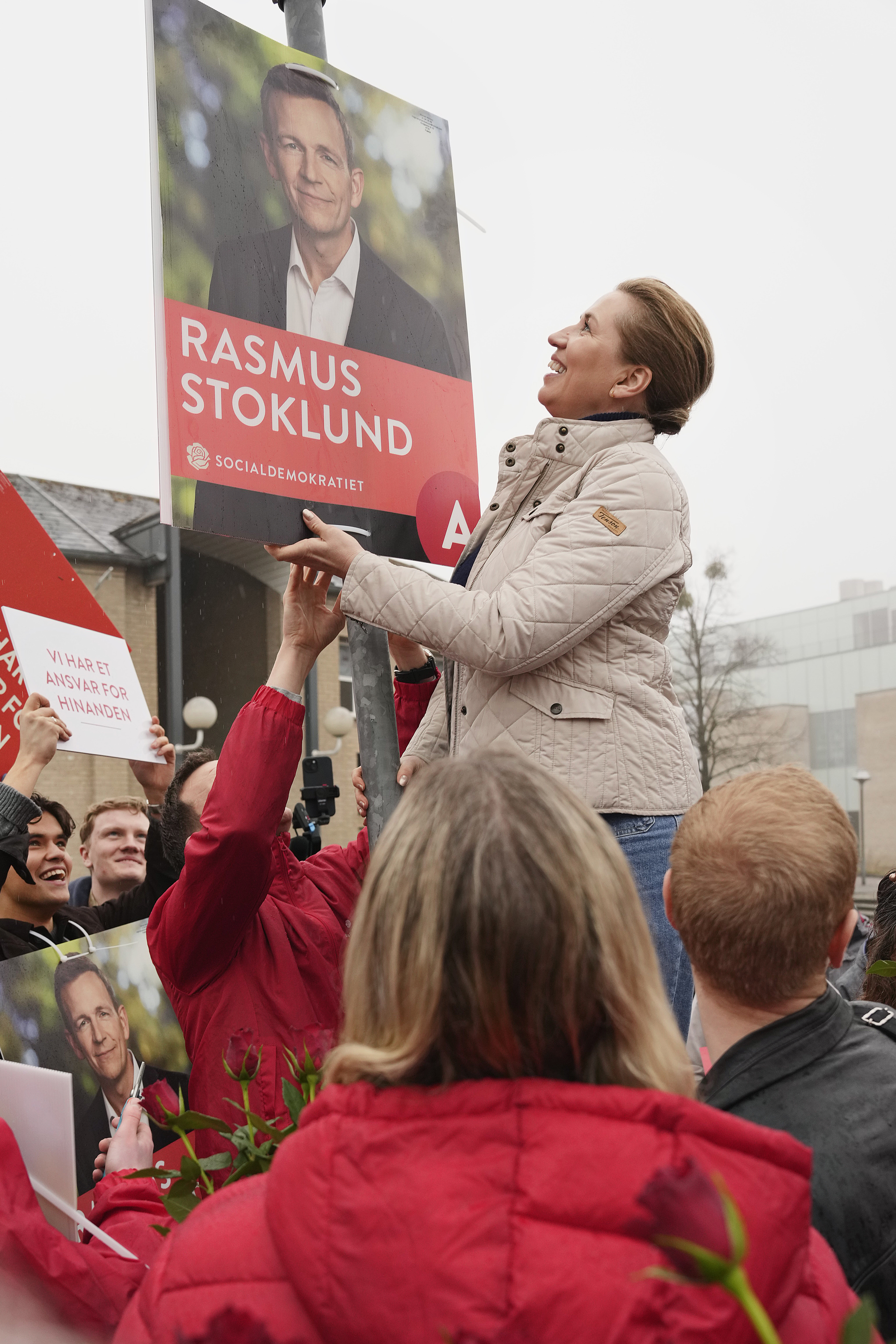 Mette Frederiksen har lørdag hængt valgplakater op flere steder på Sjælland.