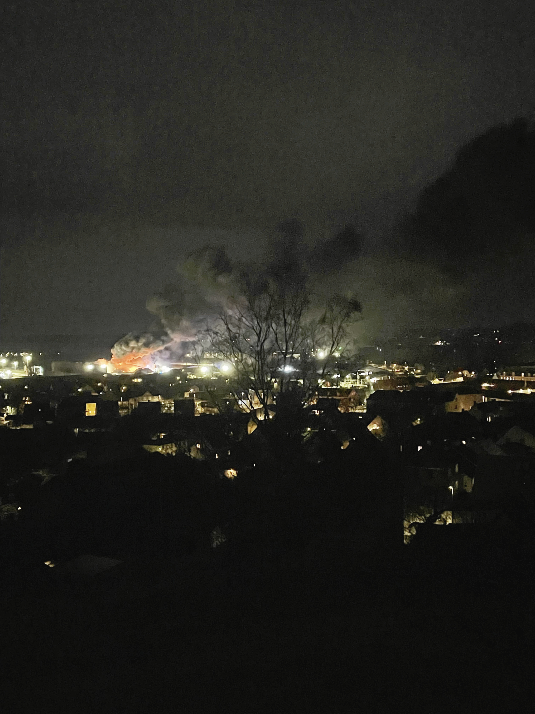 Røgen efter skrotbranden ligger tungt over dele af Frederiksværk. Det får nu rådhuset til at lukke