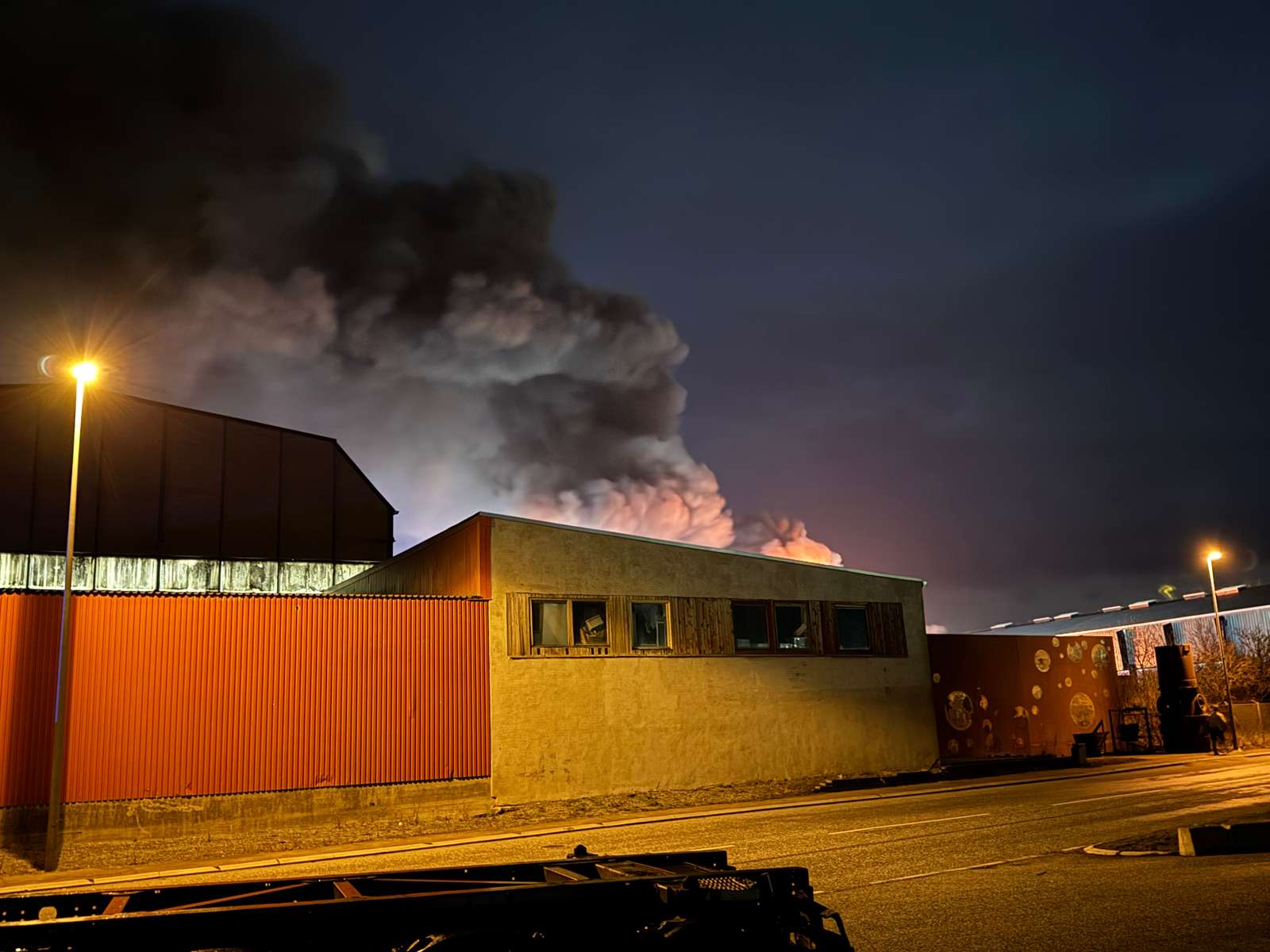 Det kommer til at tage det meste af dagen at slukke ilden, melder vagtchefen.