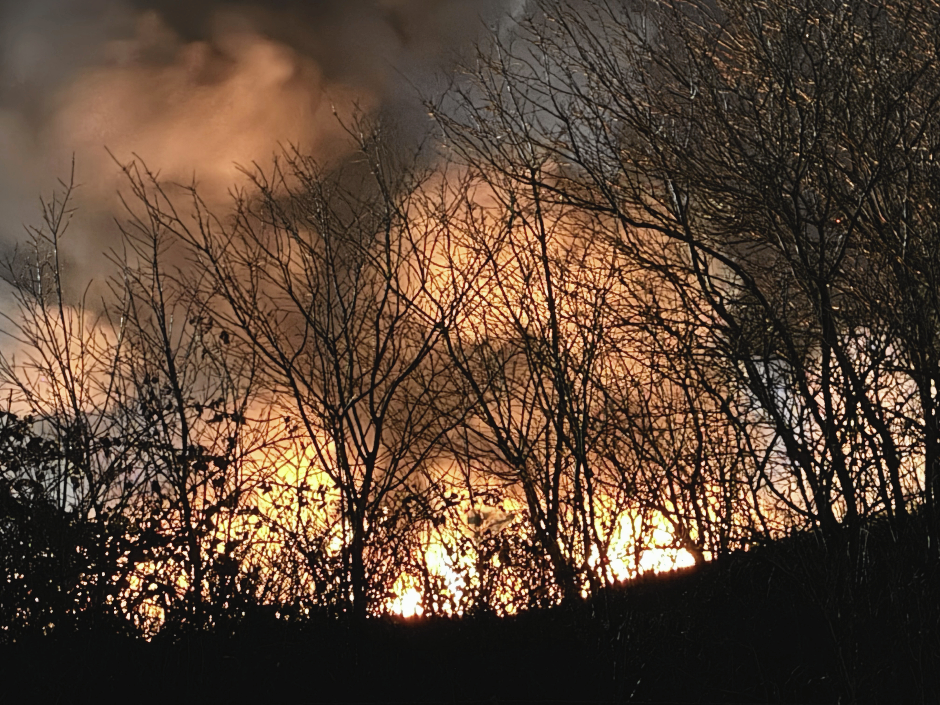 Skrotbranden på Havnevej i Frederiksværk får nu politiet til at udsende en beredskabsmeddelelse.