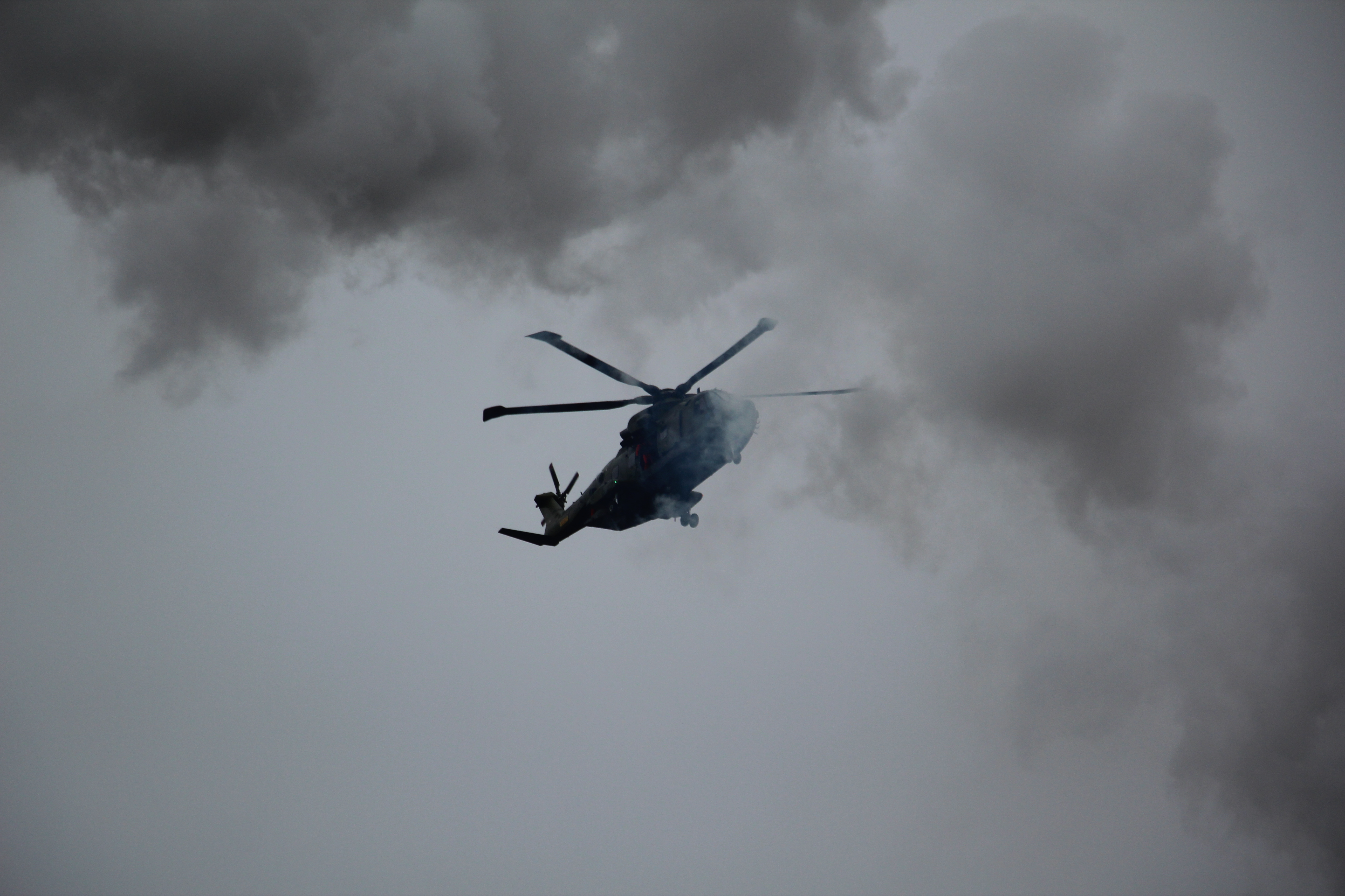 En brandslukningshelikpter er tilkaldt til den voldsomme brand.