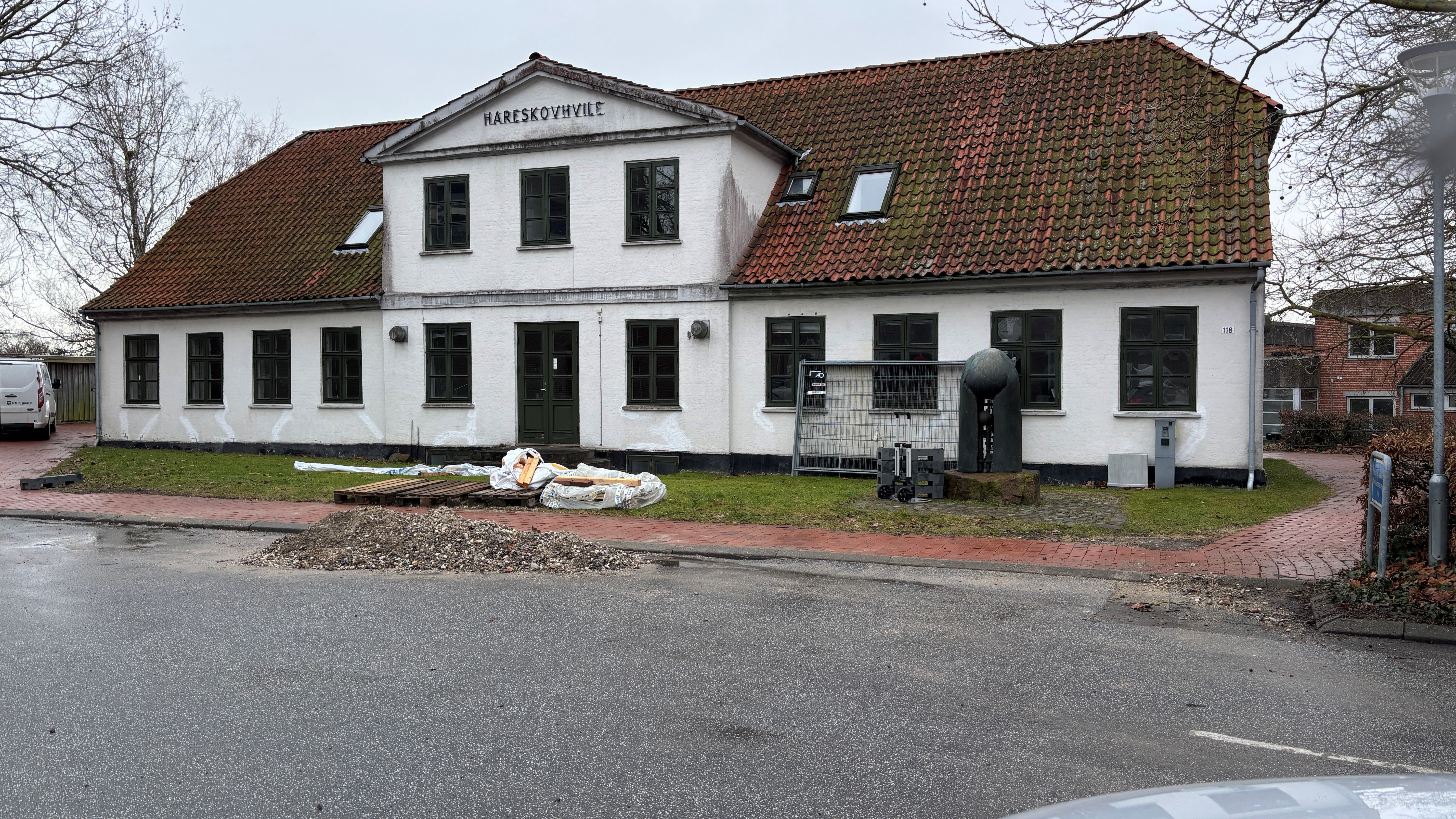 Hareskovhvile skal renoveres. Mandag blev der sat hegn op omkring hele ejendommen.