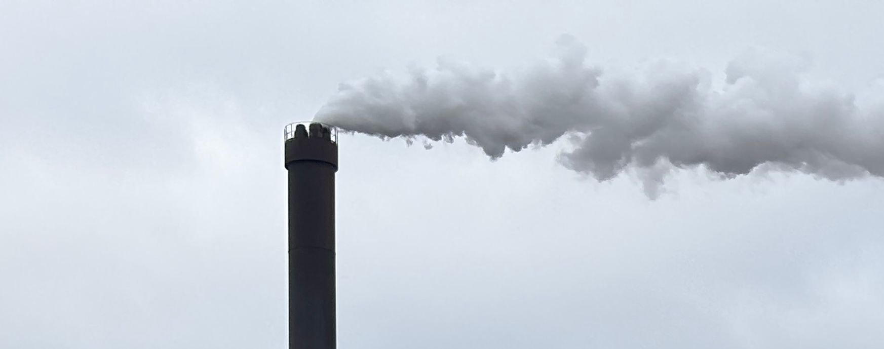 Helikopteren har travlt med at slukke branden og hente vand. - Palle Demant Helikopteren har travlt med at slukke branden og hente vand.