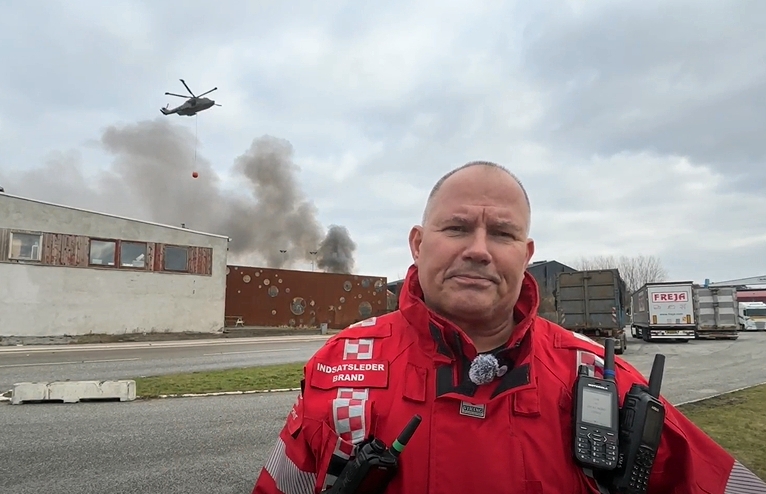 Sjællandske Nyheder interviewede Johnny Leth Ochwat, indsatsleder i Frederiksborg Brand & Redning, mens helikopteren kom susende med vand til branden. - Palle Demant Sjællandske Nyheder interviewede Johnny Leth Ochwat, indsatsleder i Frederiksborg Brand & Redning, mens helikopteren kom susende med vand til branden.