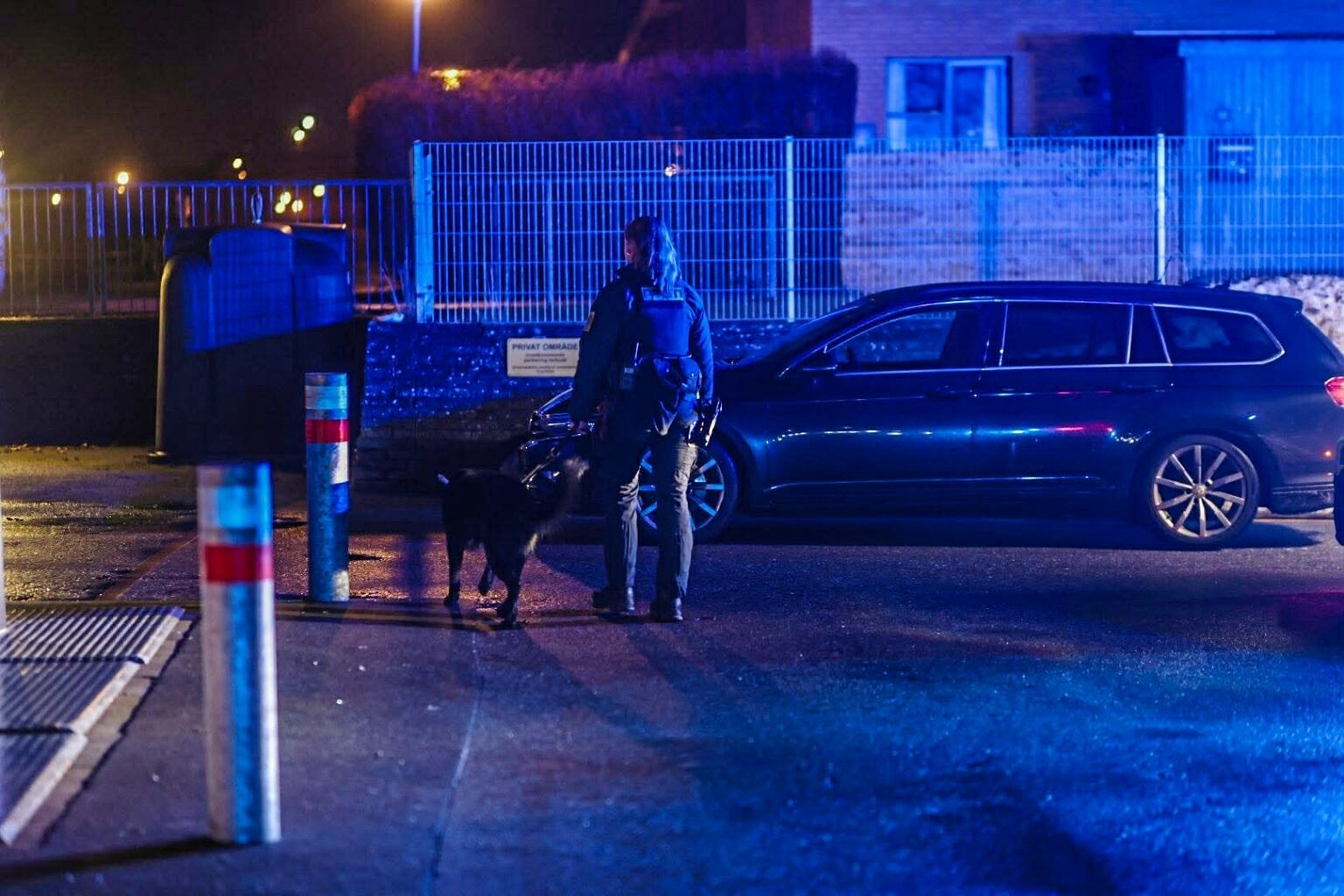 En mand blev kørt væk efter hændelsen. - Presse-fotos.dk En mand blev kørt væk efter hændelsen.
