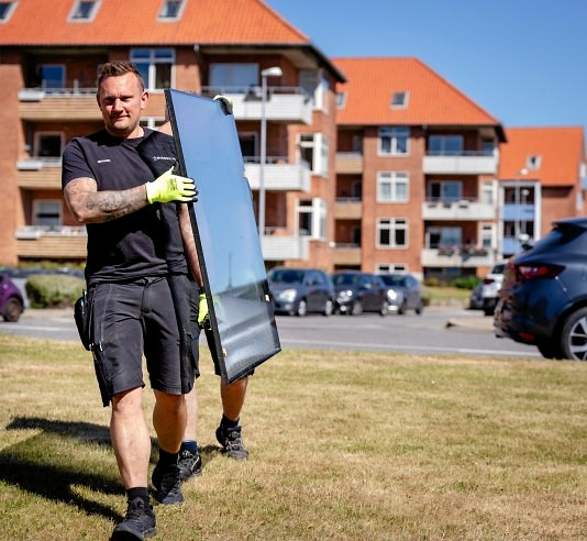 På dagen viser glarmesteren blandt andet, hvordan man måler, skærer og forarbejder glas.