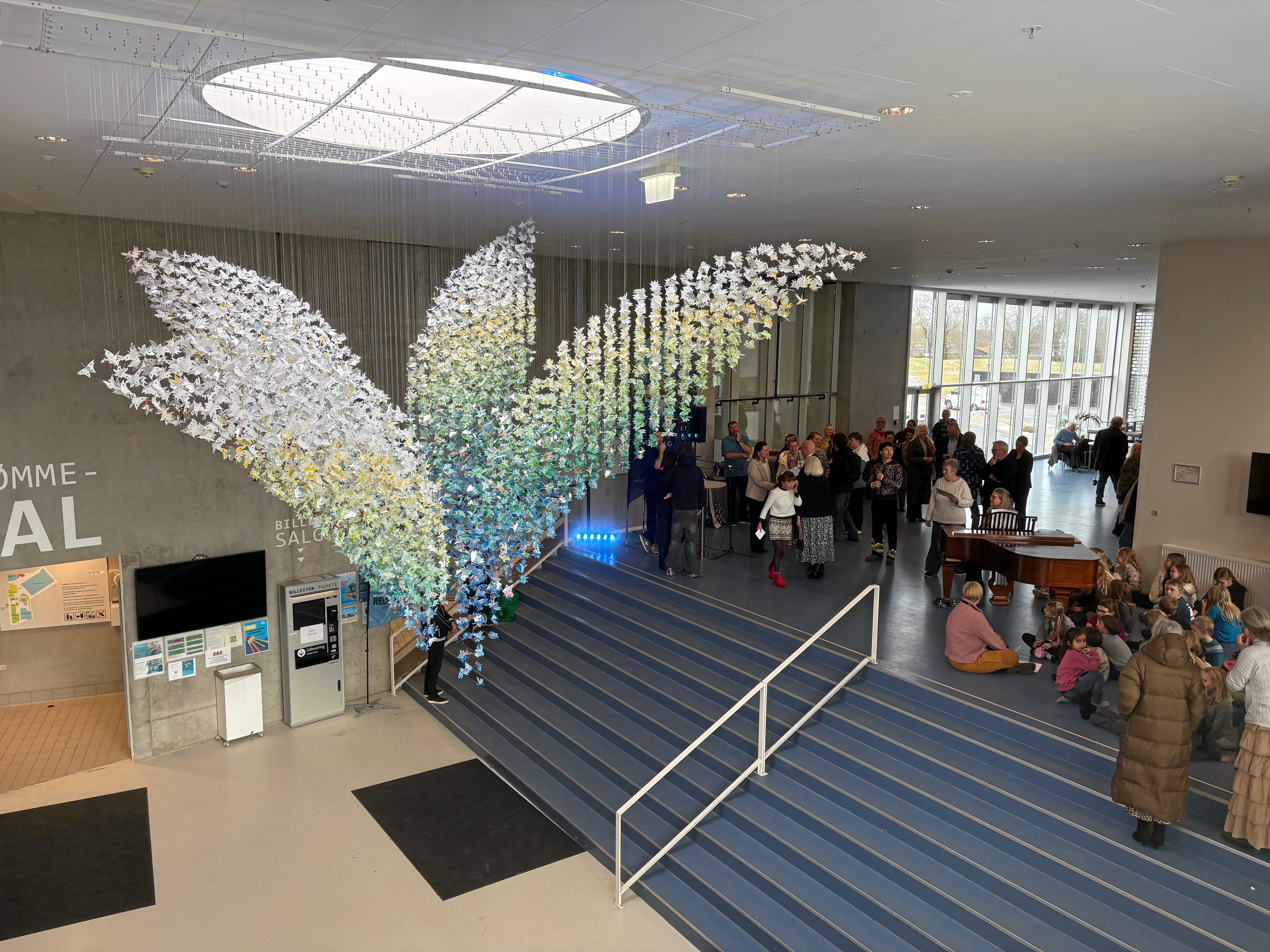 Det store værk pryder nu indgangspartiet, hvor skole, bibliotek og svømmehal mødes.