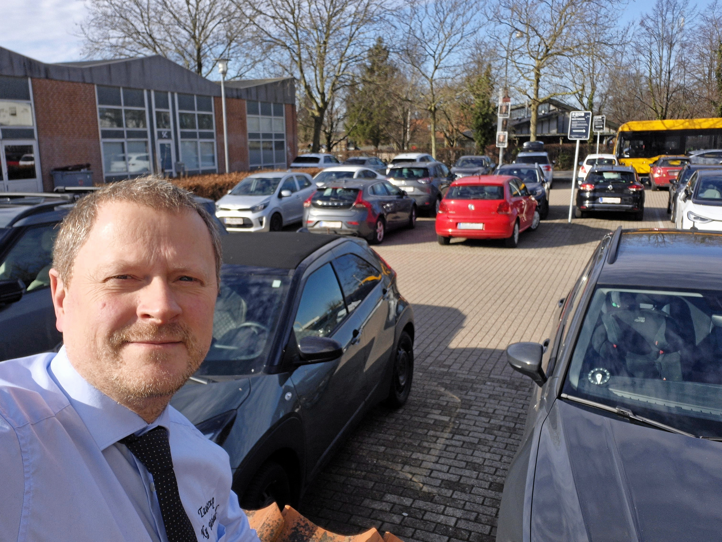 Michael Jacobsen, indehaver af Taastrup Ny Vinhandel, frygter parkeringsproblemer i bymidten.