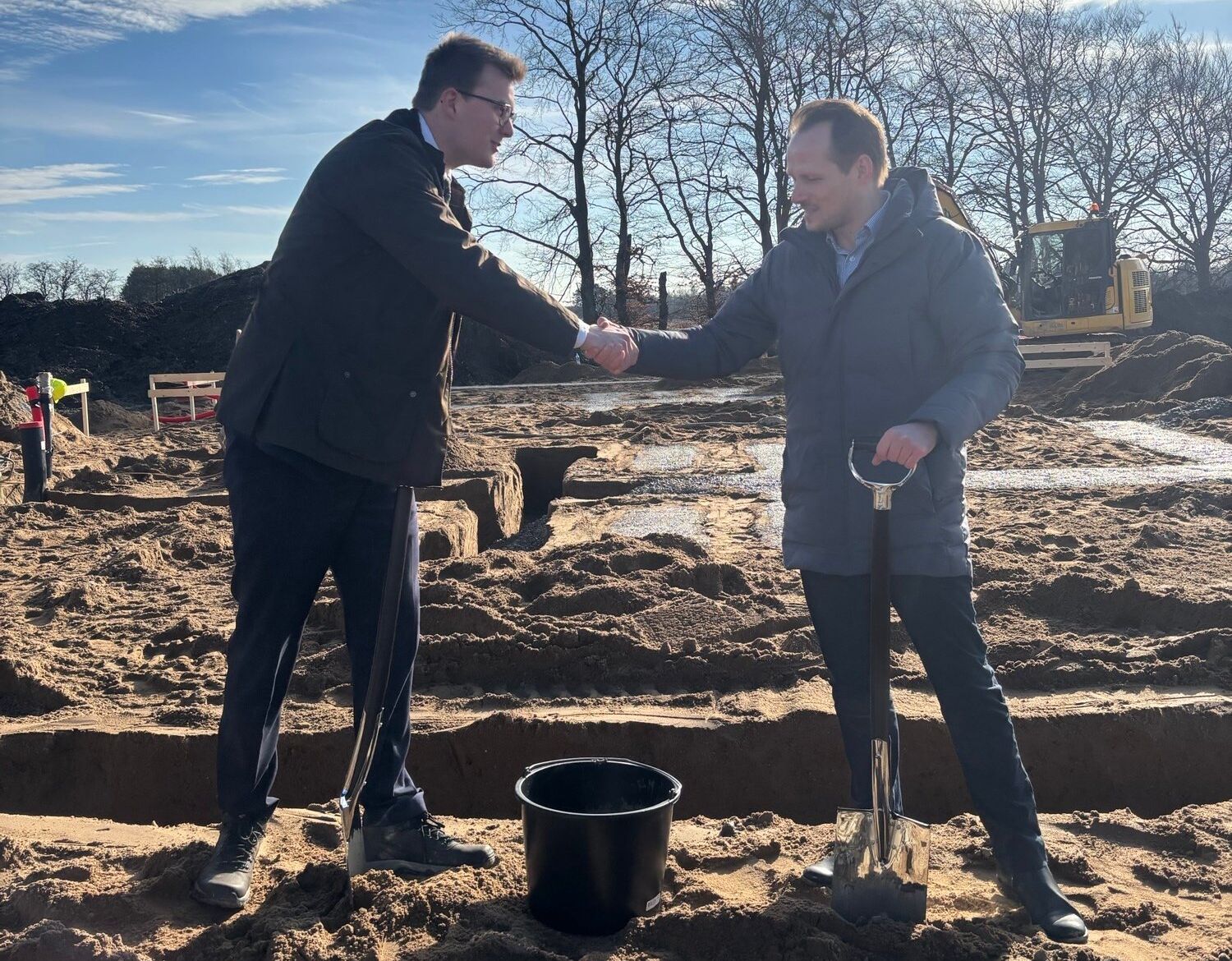 Borgmester Andreas Karlsen (tv.) og Christian Toft, administrerende direktør i Kronhusene, tog første spadestik i Hulemarken.