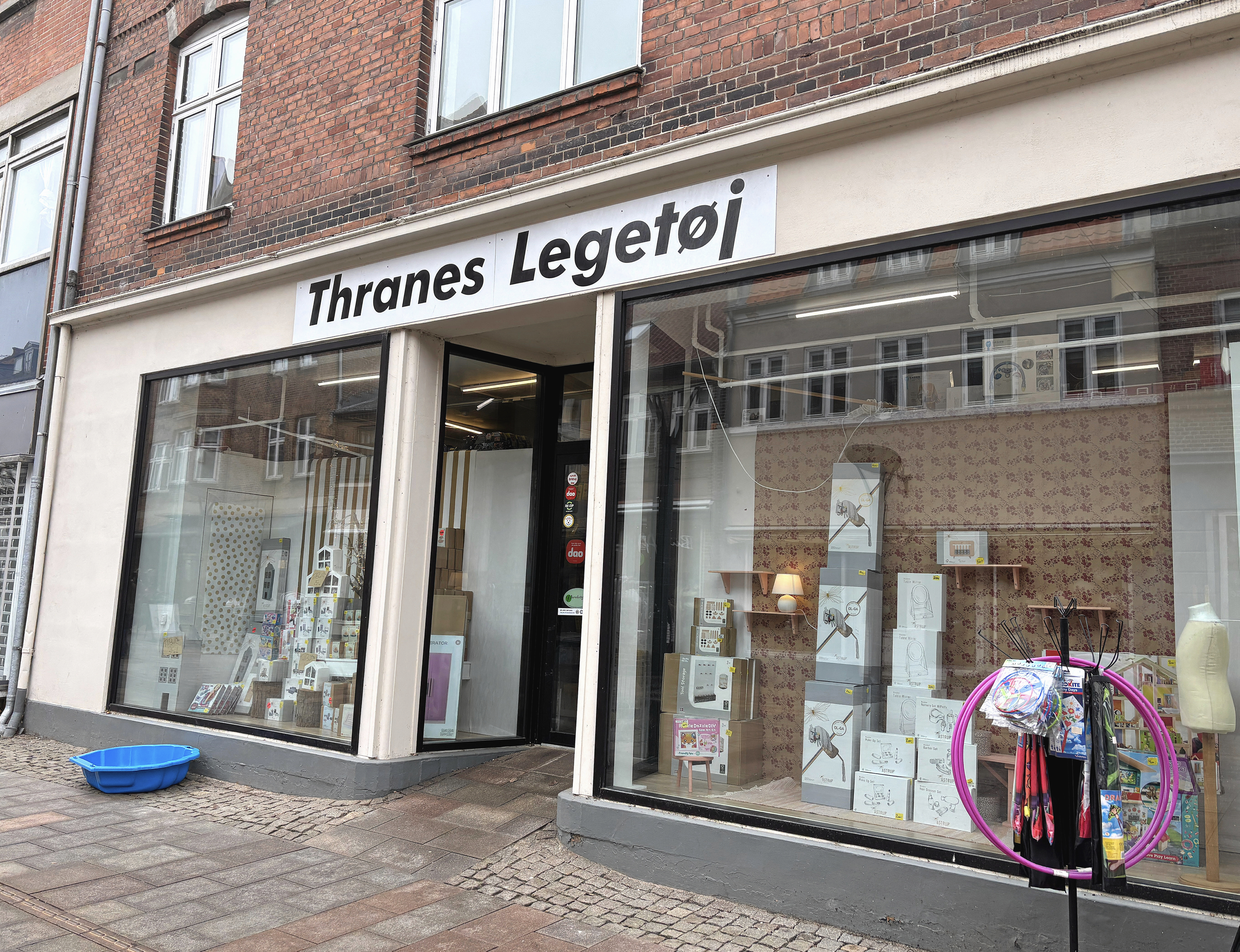 Thranes Legetøj lukker butikken i Kalundborg på grund af manglende omsætning, men butikken i Gørlev, som kører rigtig godt, fortsætter ifølge ejer Mette Thrane.